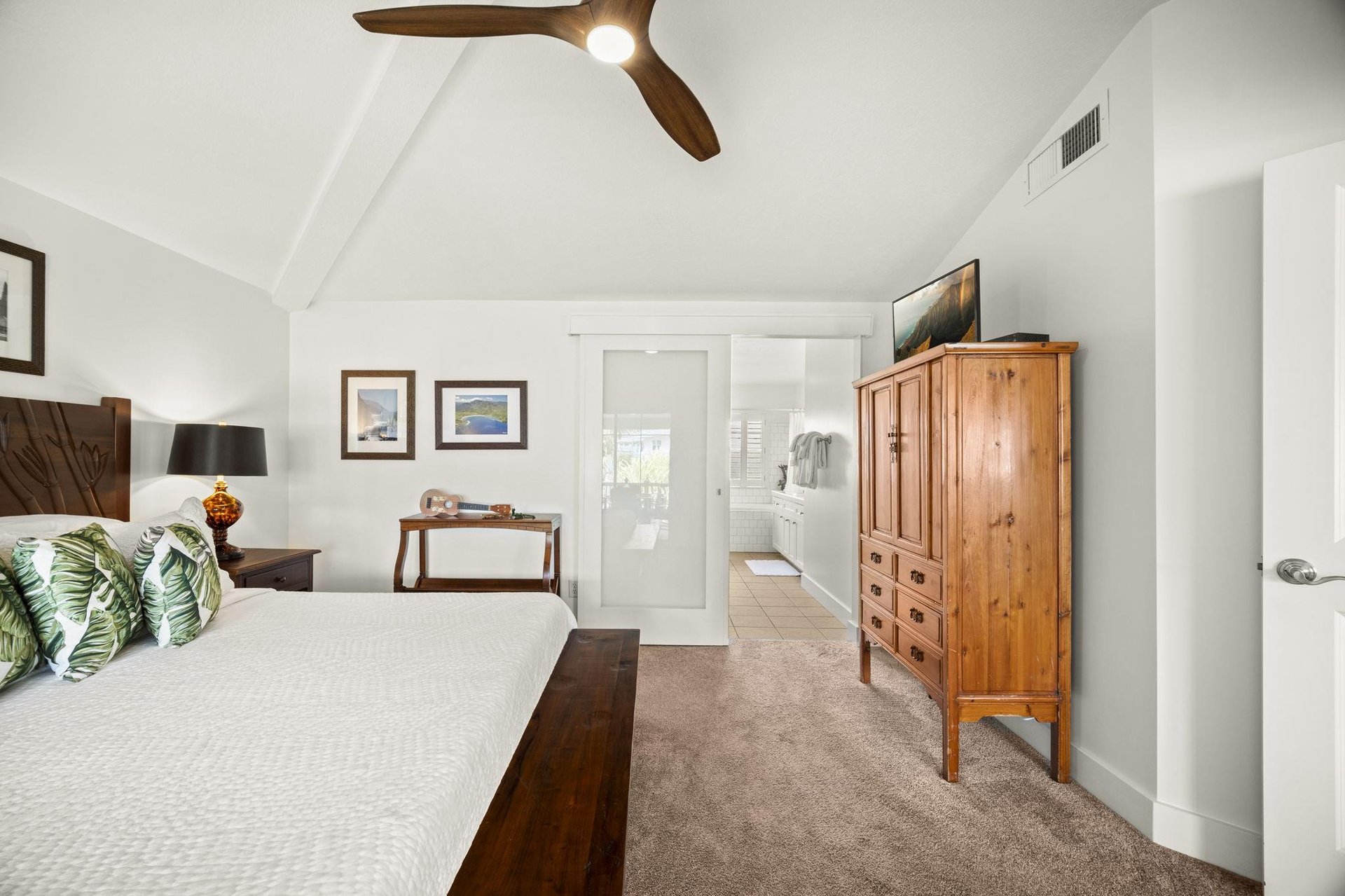 Private, en suite bathroom