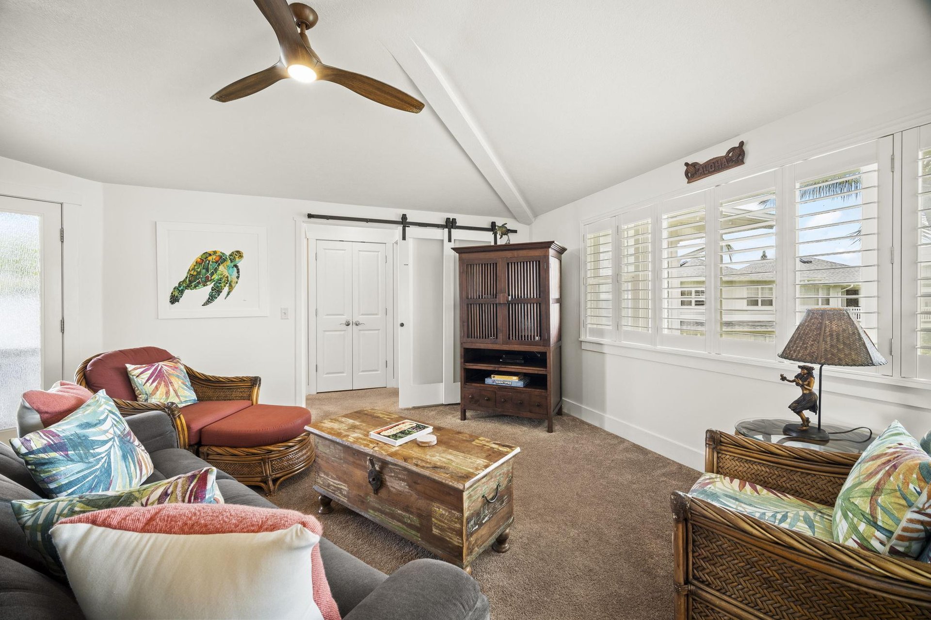 Elegant Hawaiian decor throughout