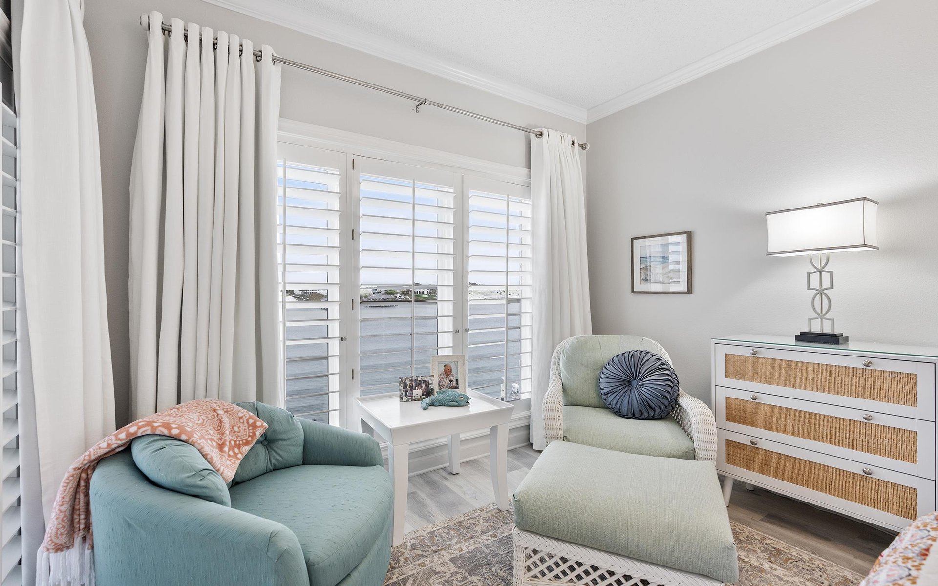 Dolphin Harbor 3H 16