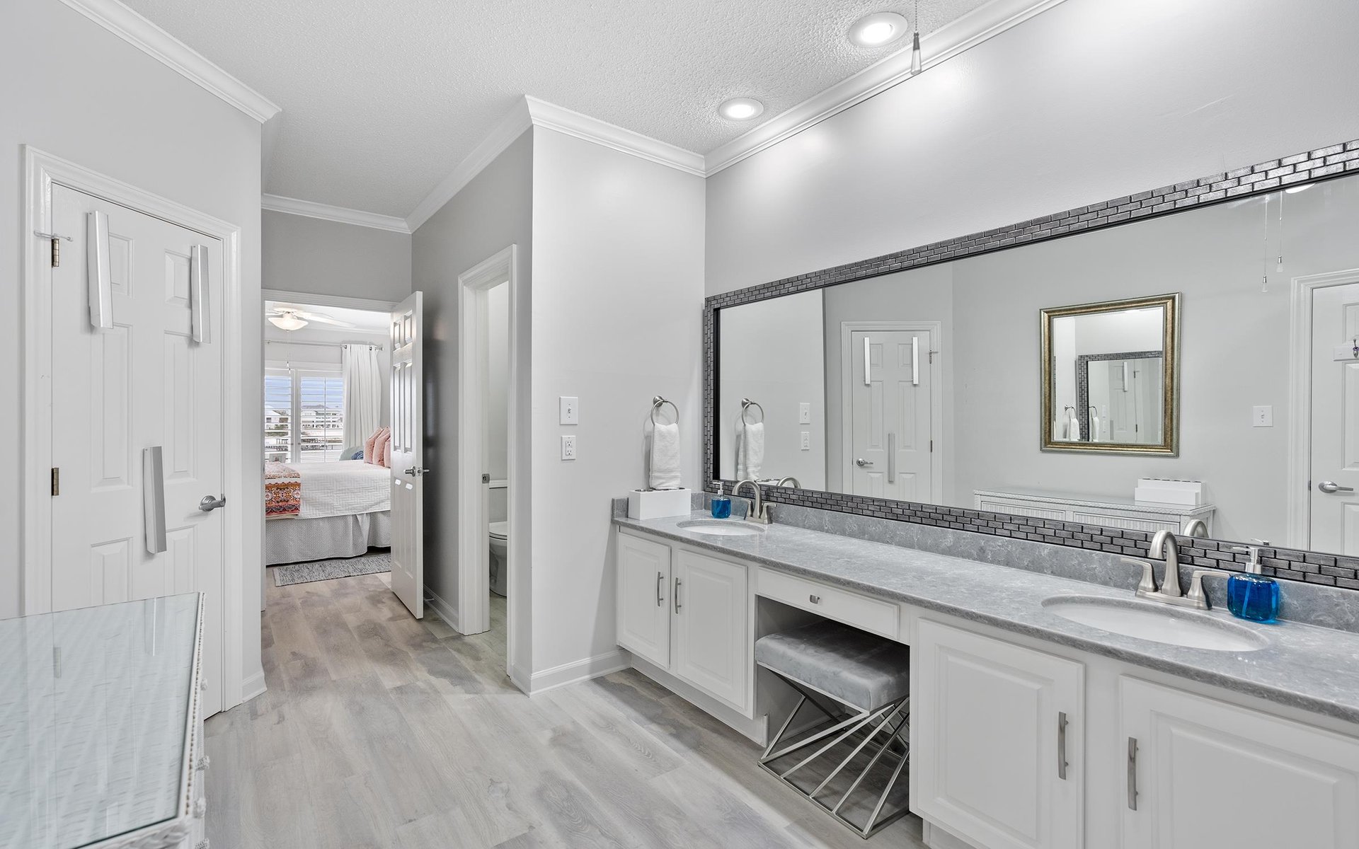 Dolphin Harbor 3H 17