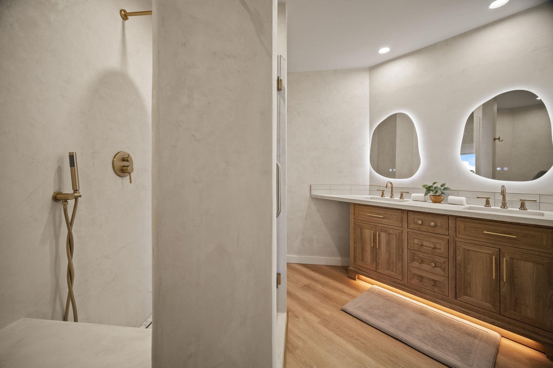 Gorgeous bathroom features