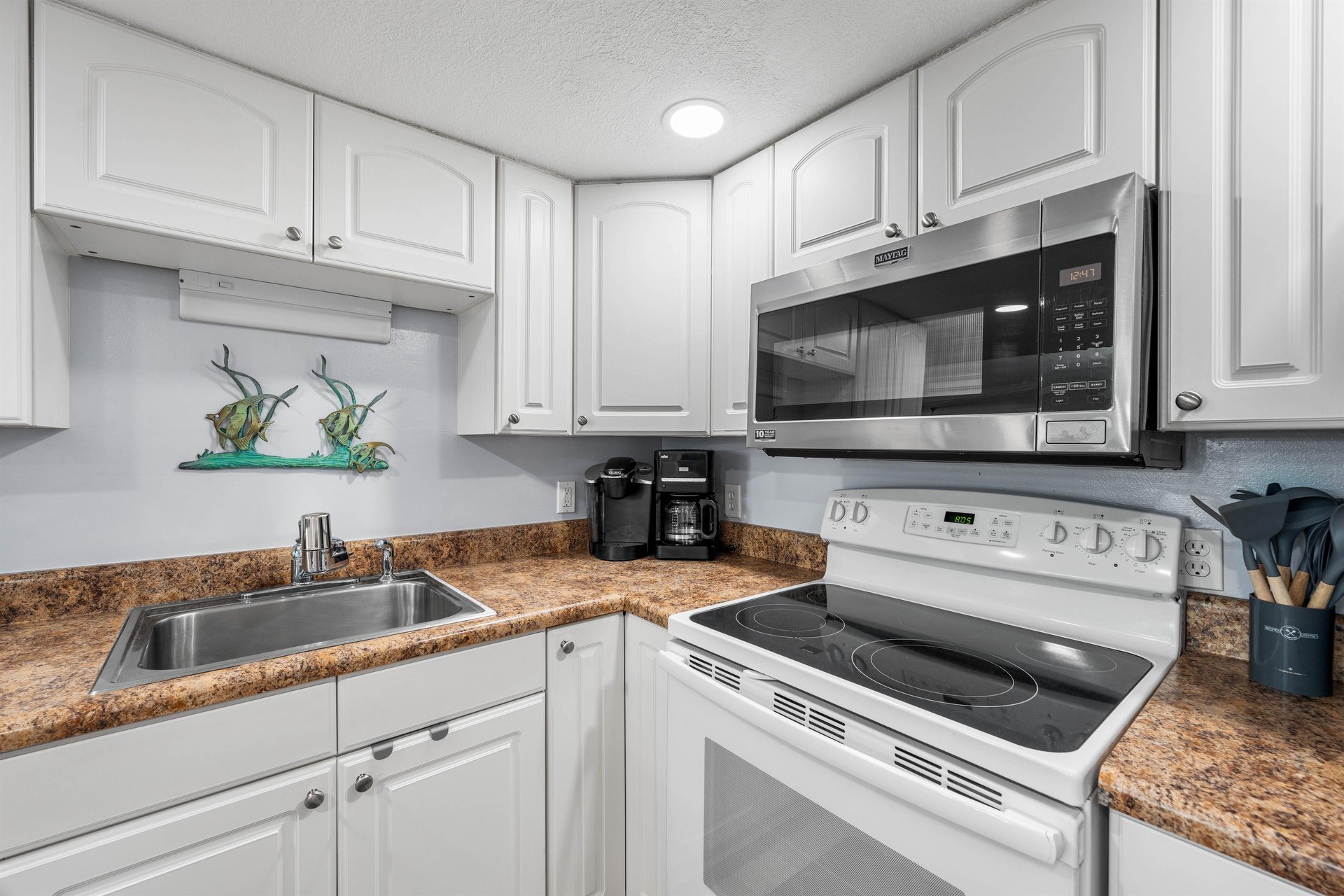 Holiday Surf and Racquet Unit 122 12