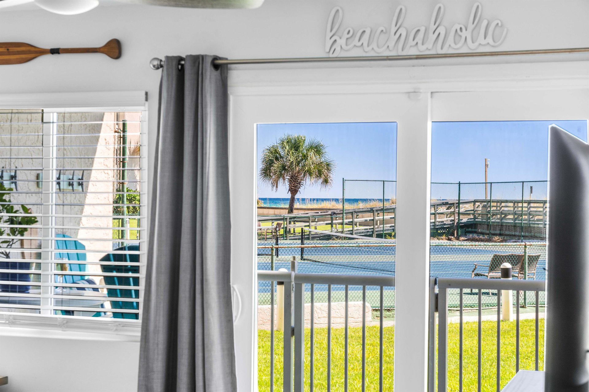 Private groundfloor balcony with direct beach access through gr