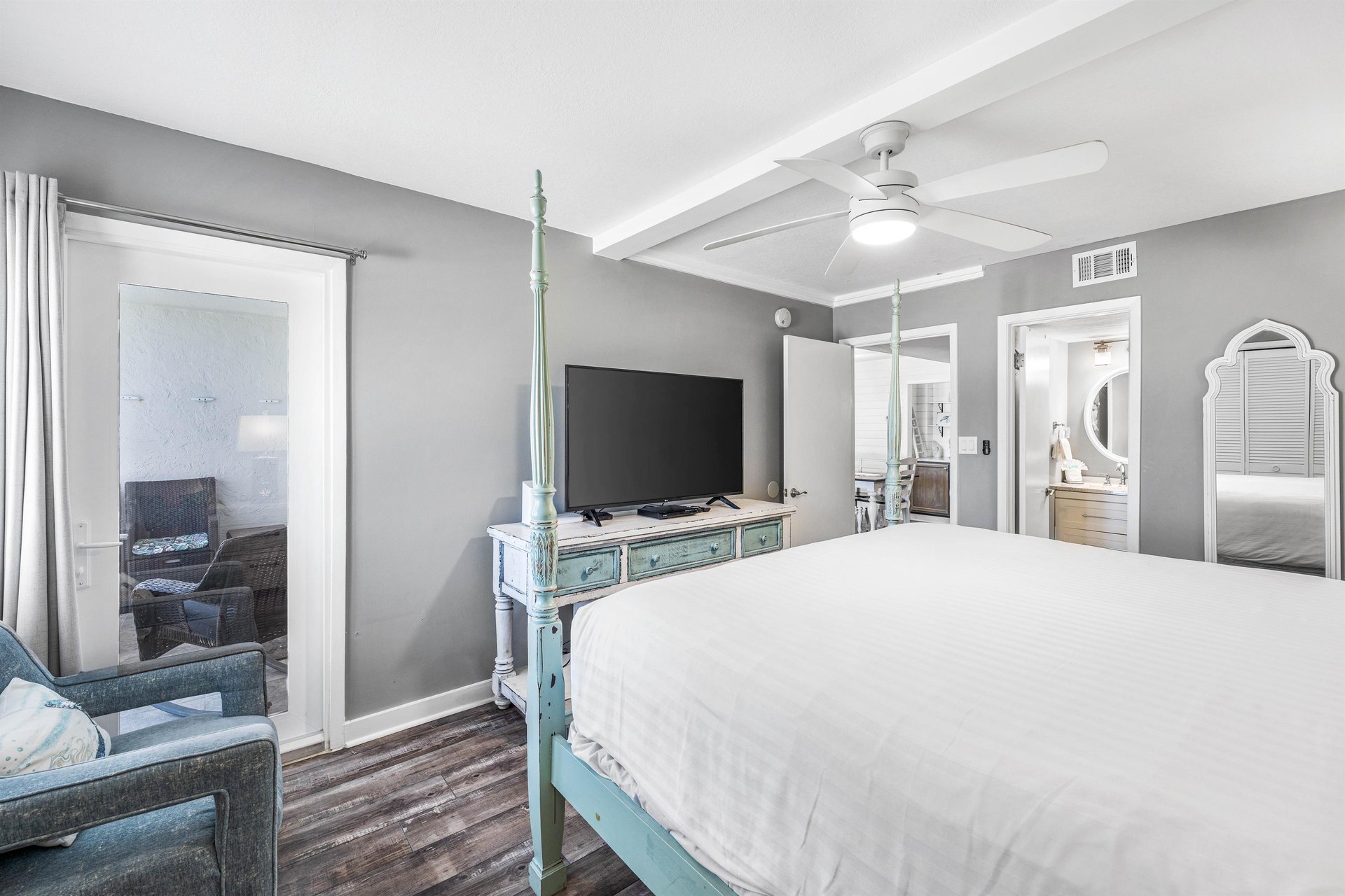 Holiday Surf and Racquet Unit 620 19