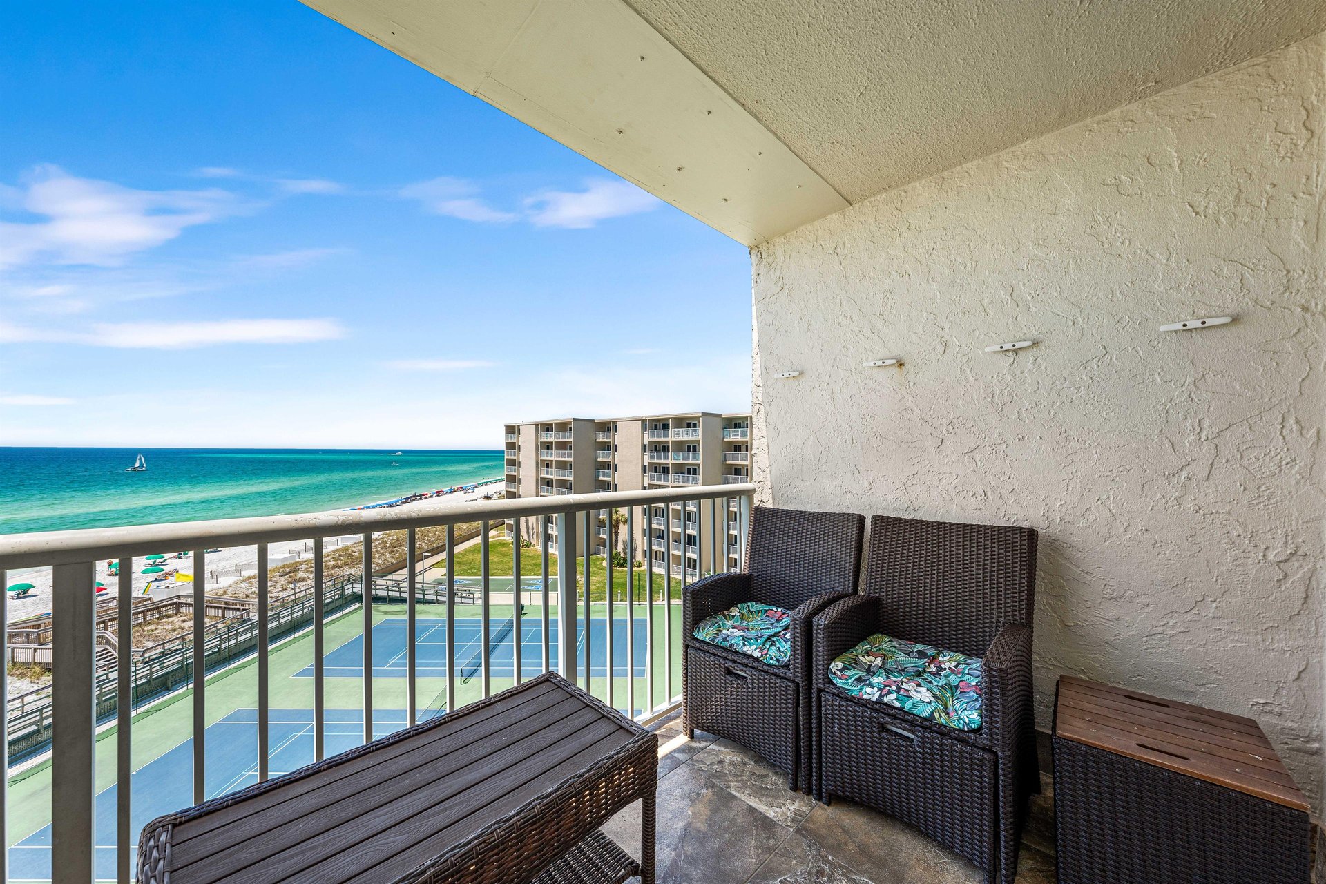 Holiday Surf and Racquet Unit 620 28