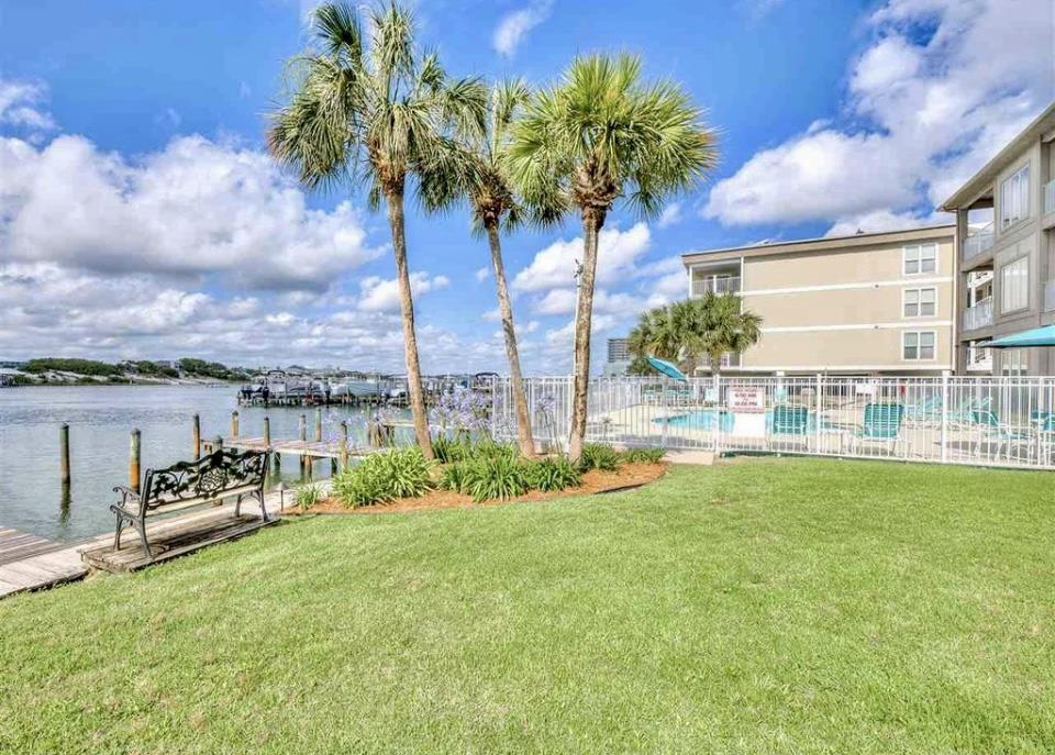 Dolphin Harbor 3H 37