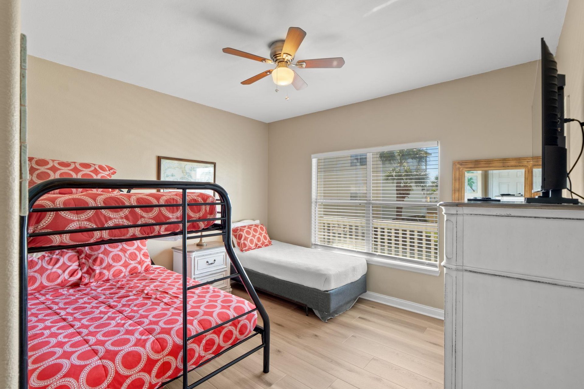 Guest bedroom with 1 single twin and a twin over full bunk