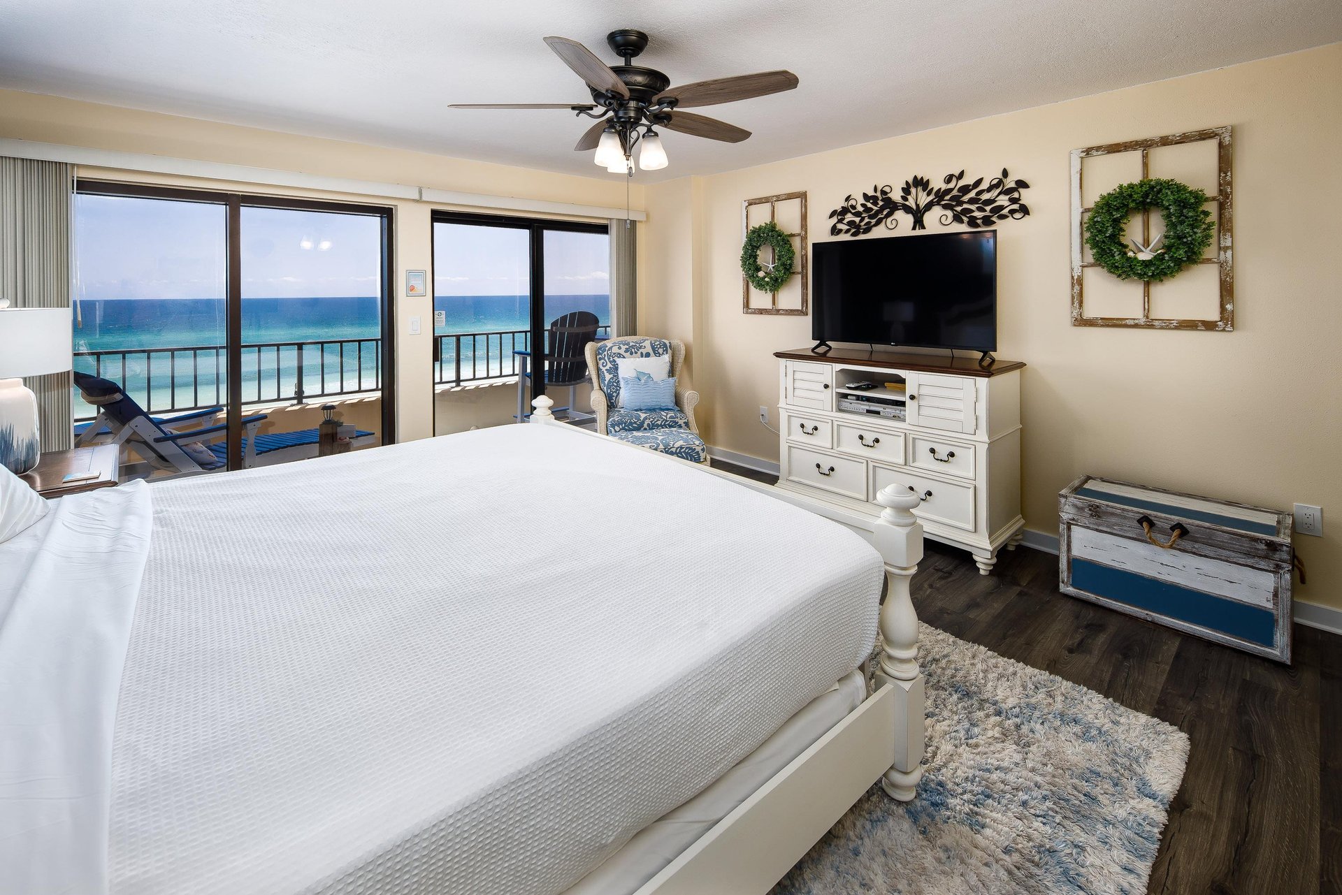 Rest up for your next day of fun in the sun in this lovely King Bed