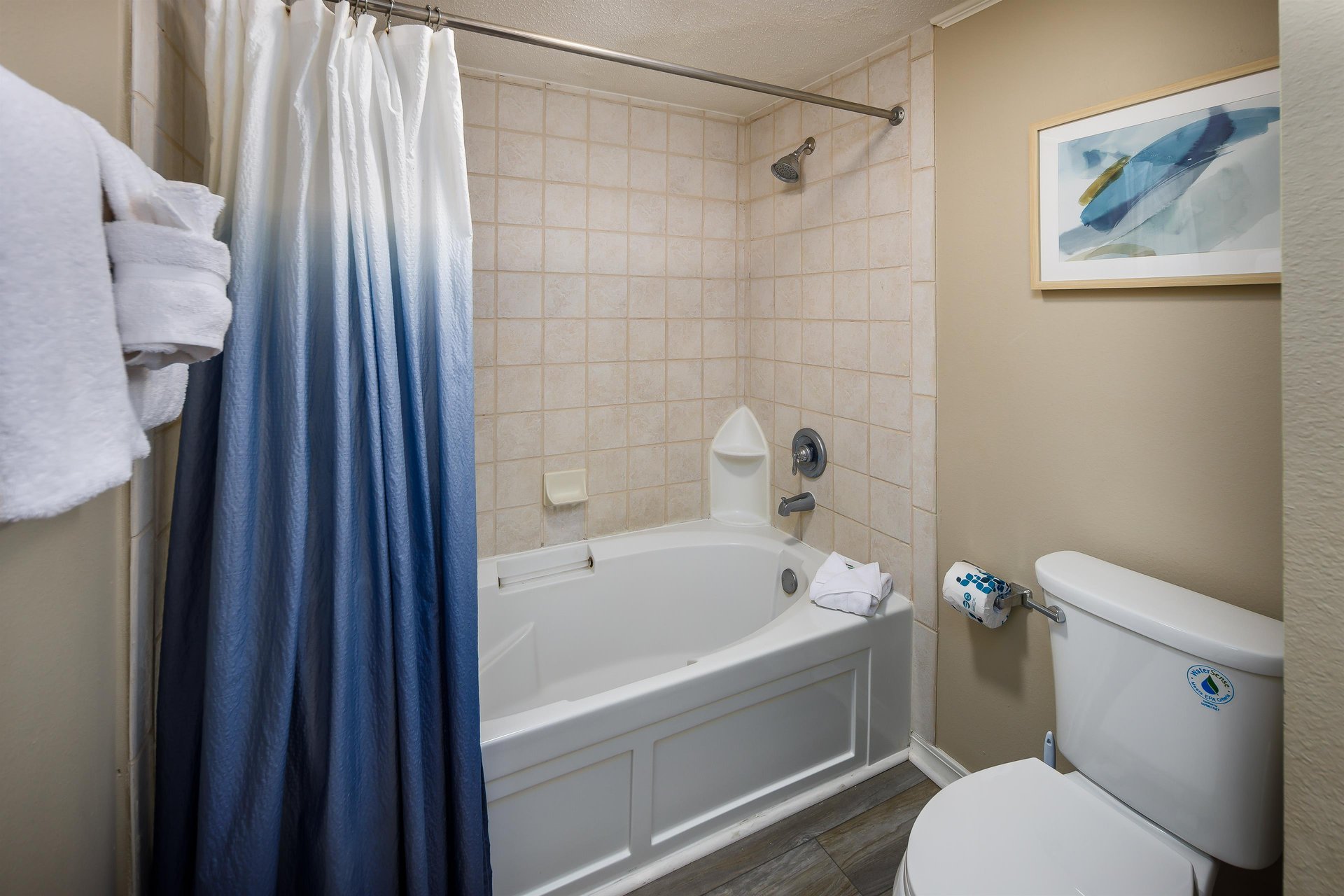 Featuring a tubshower combo