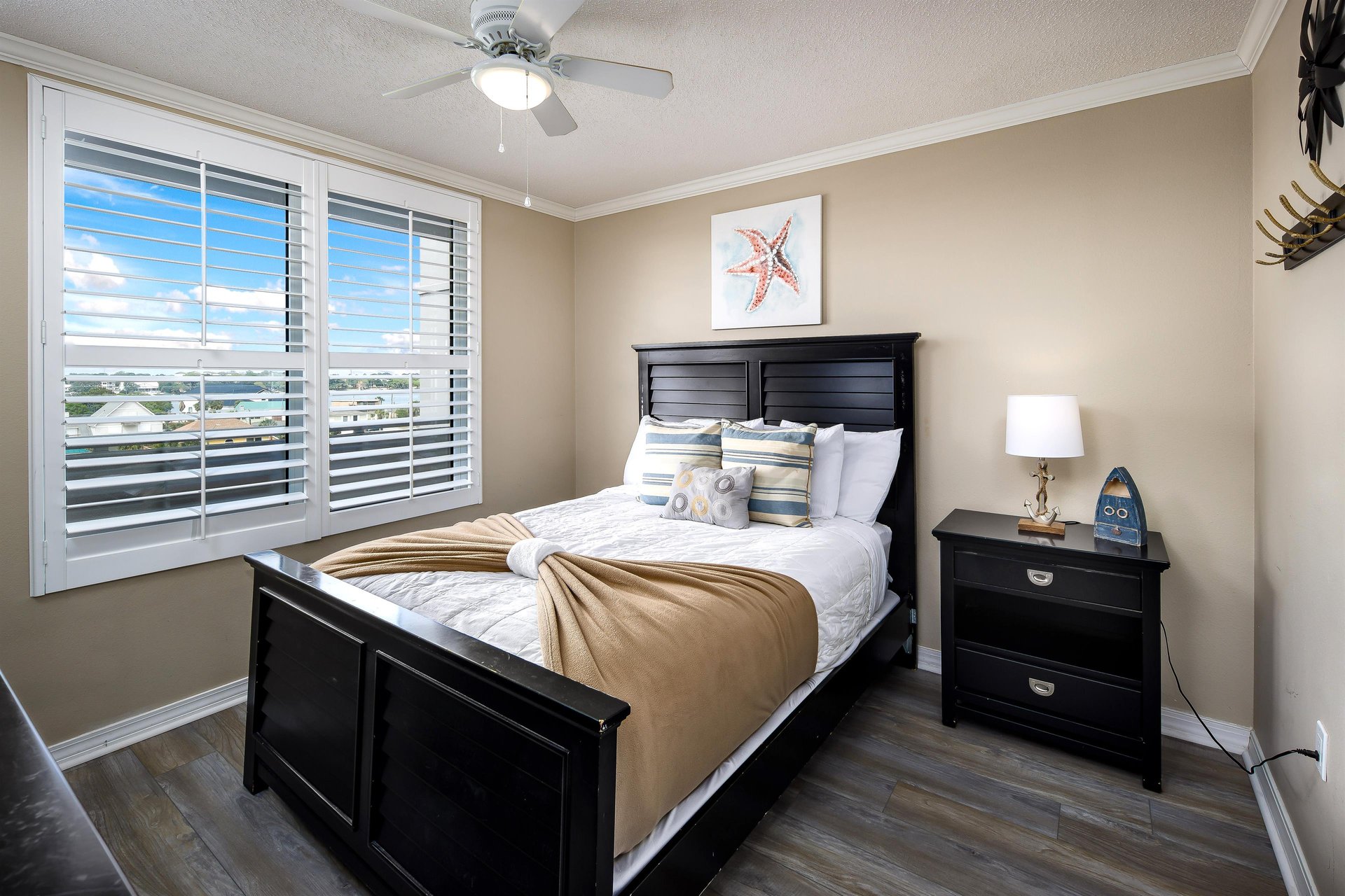 Features a queen size bed, soft bedding