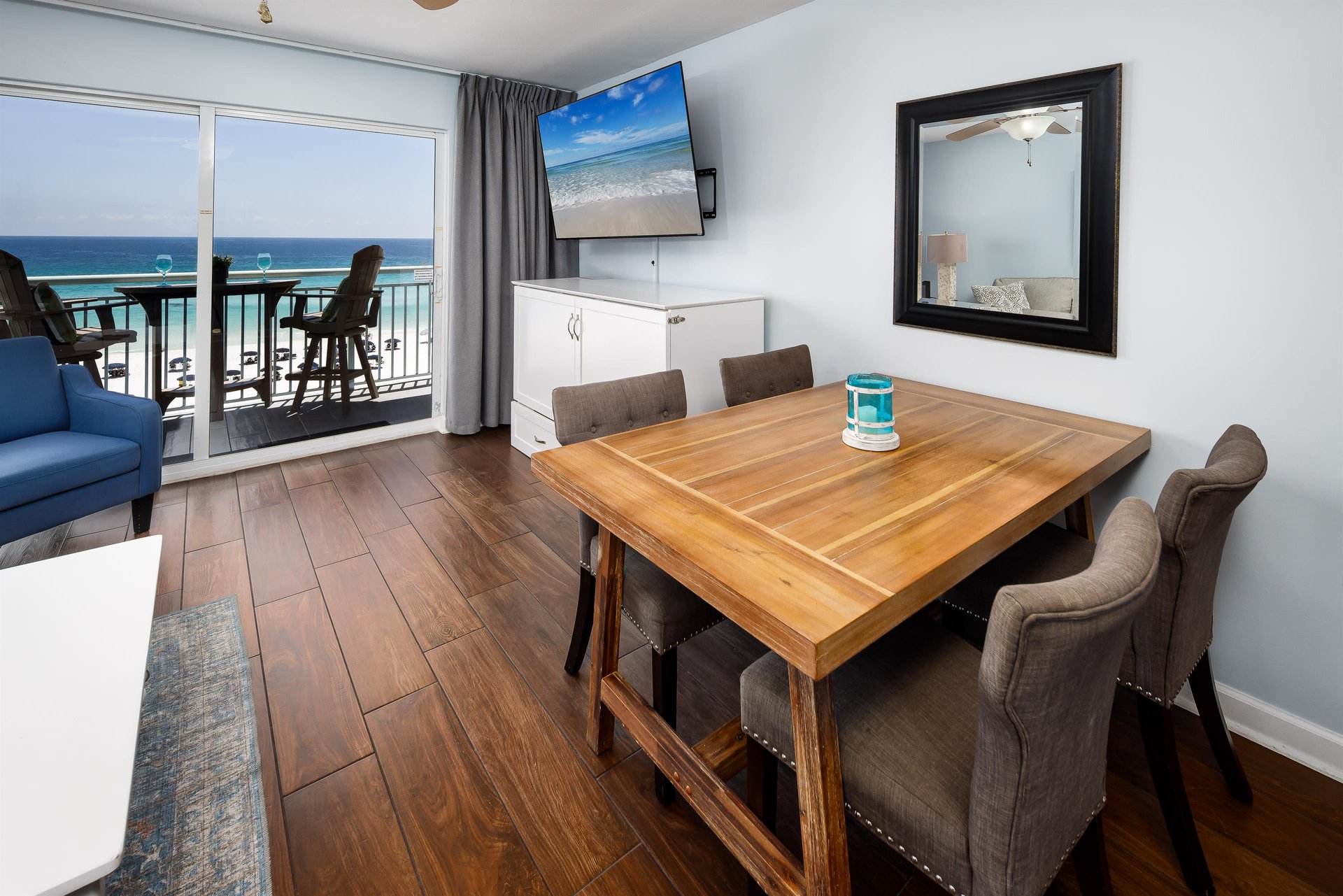 Dining Room Savor meals with stunning ocean views from this stylish dining space
