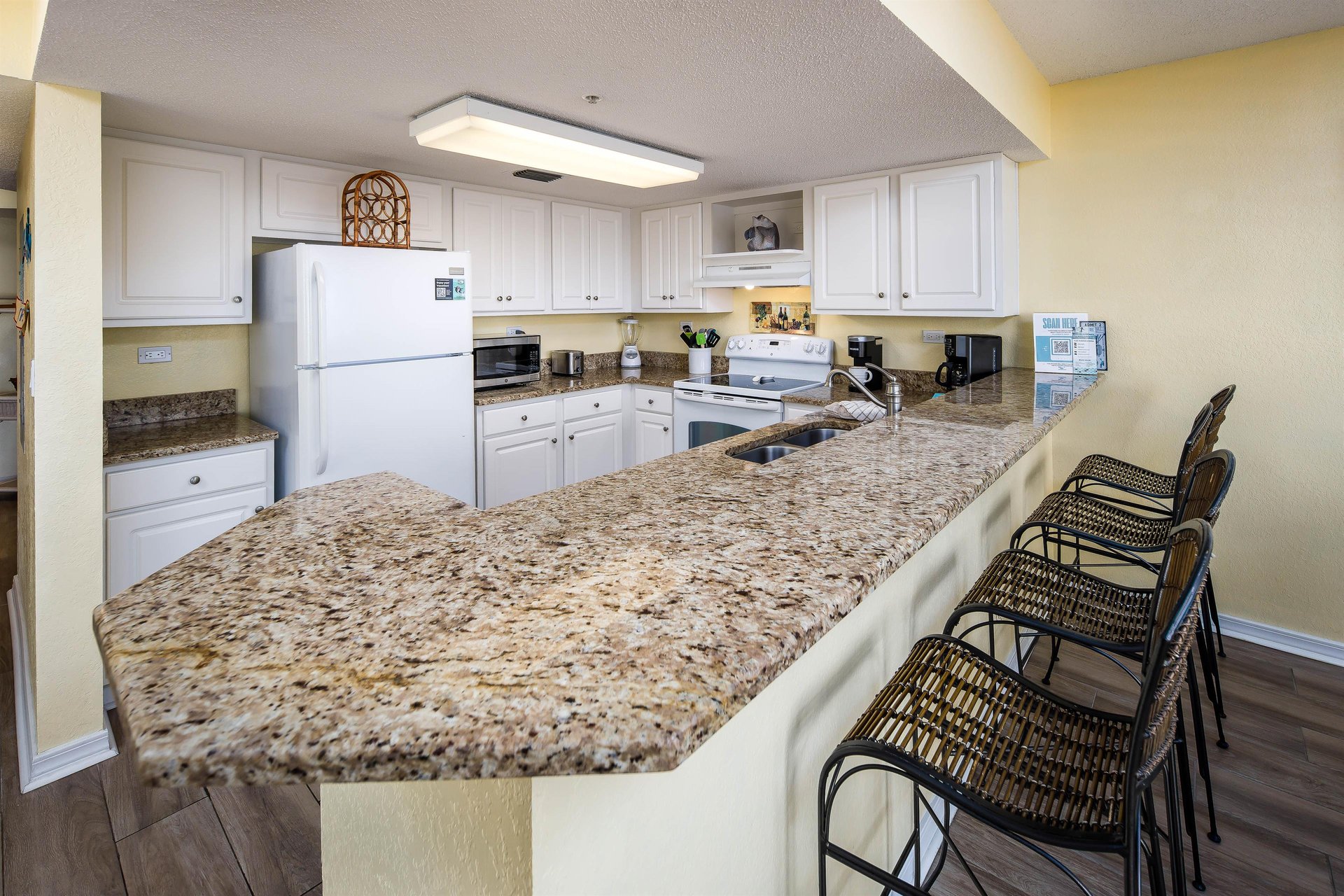 Enjoy lunch or a cup of coffee at this breakfast bar seating