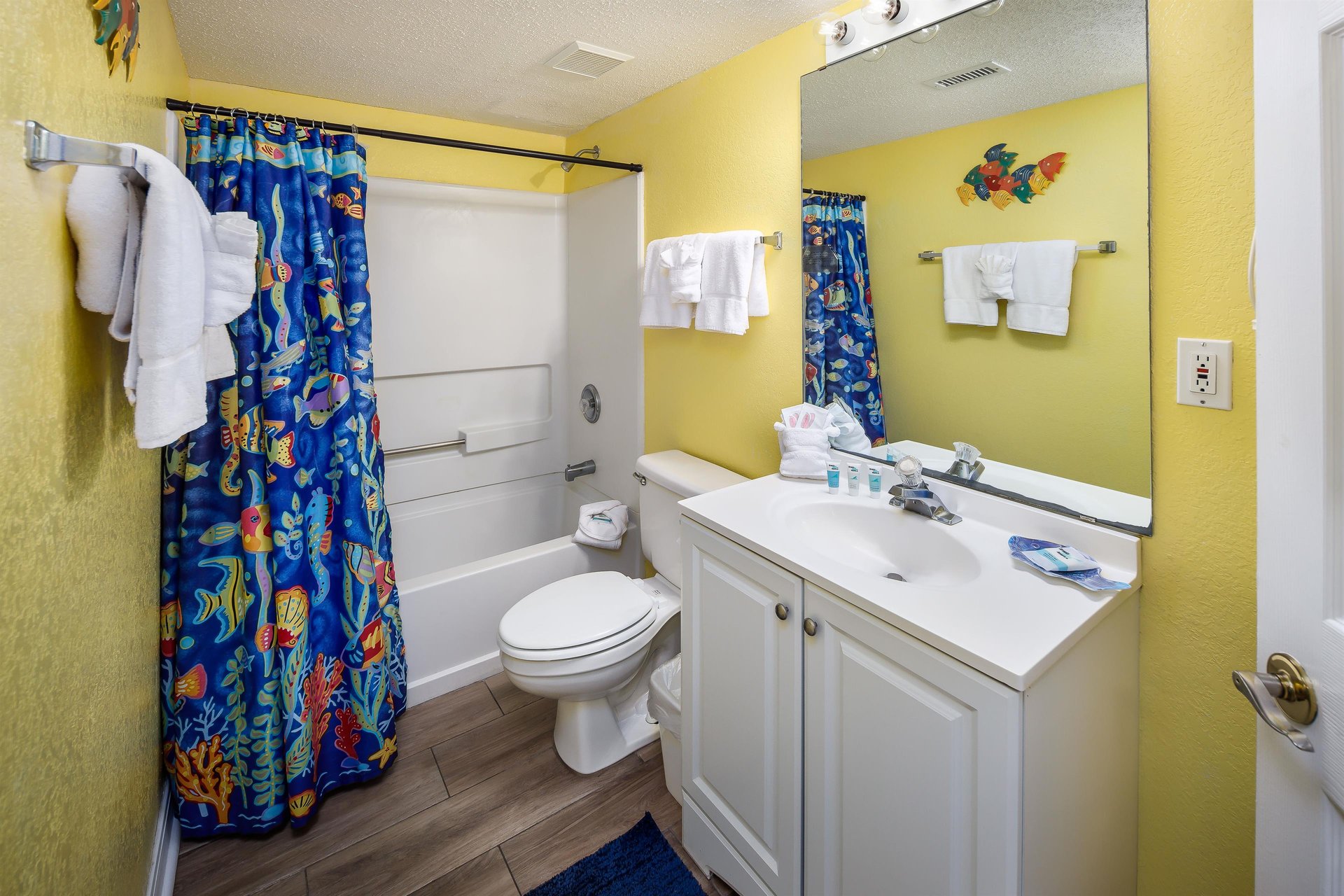 Bathshower combo in this second bathroom