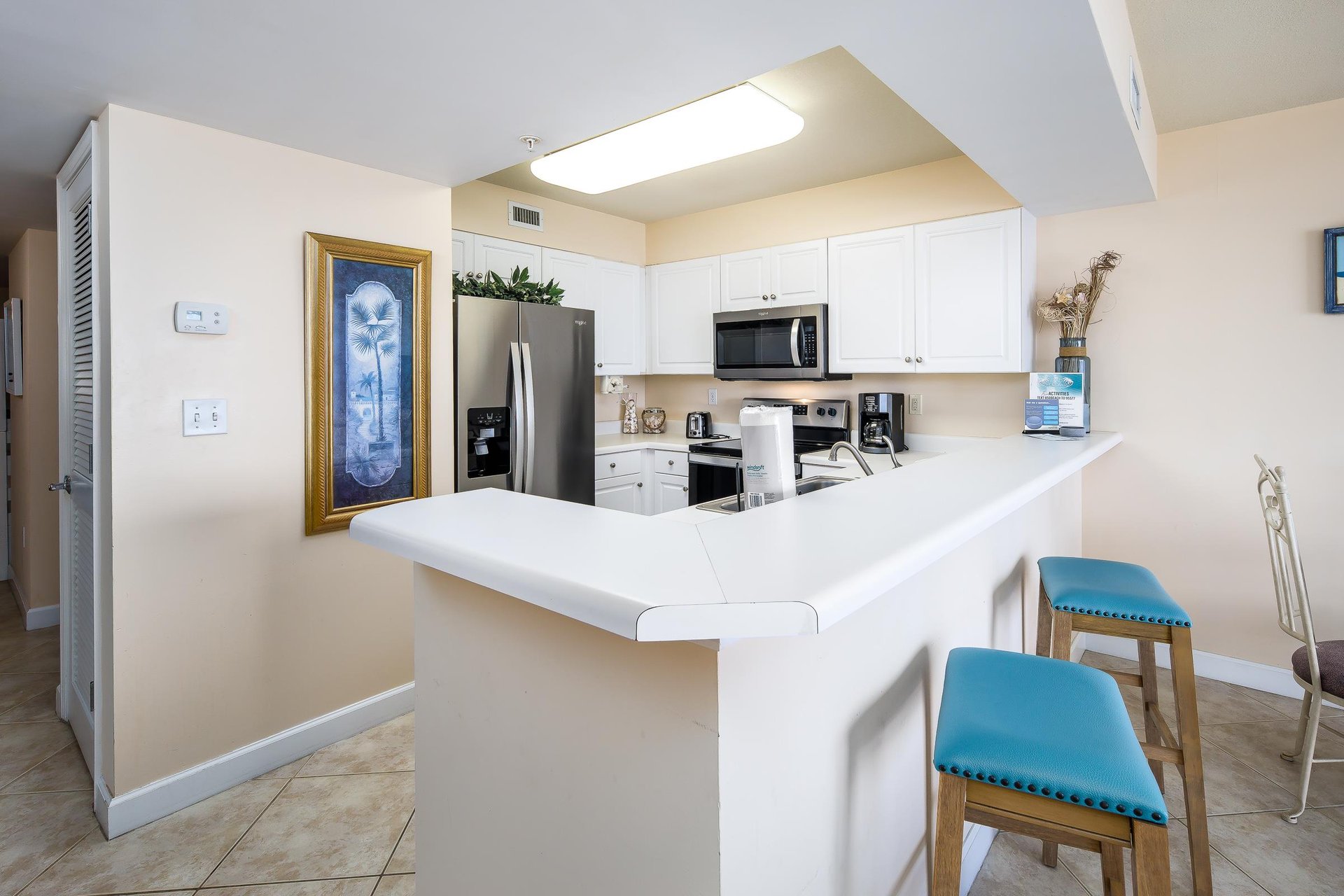 Open bar from Kitchen, keeps interaction open for everyone