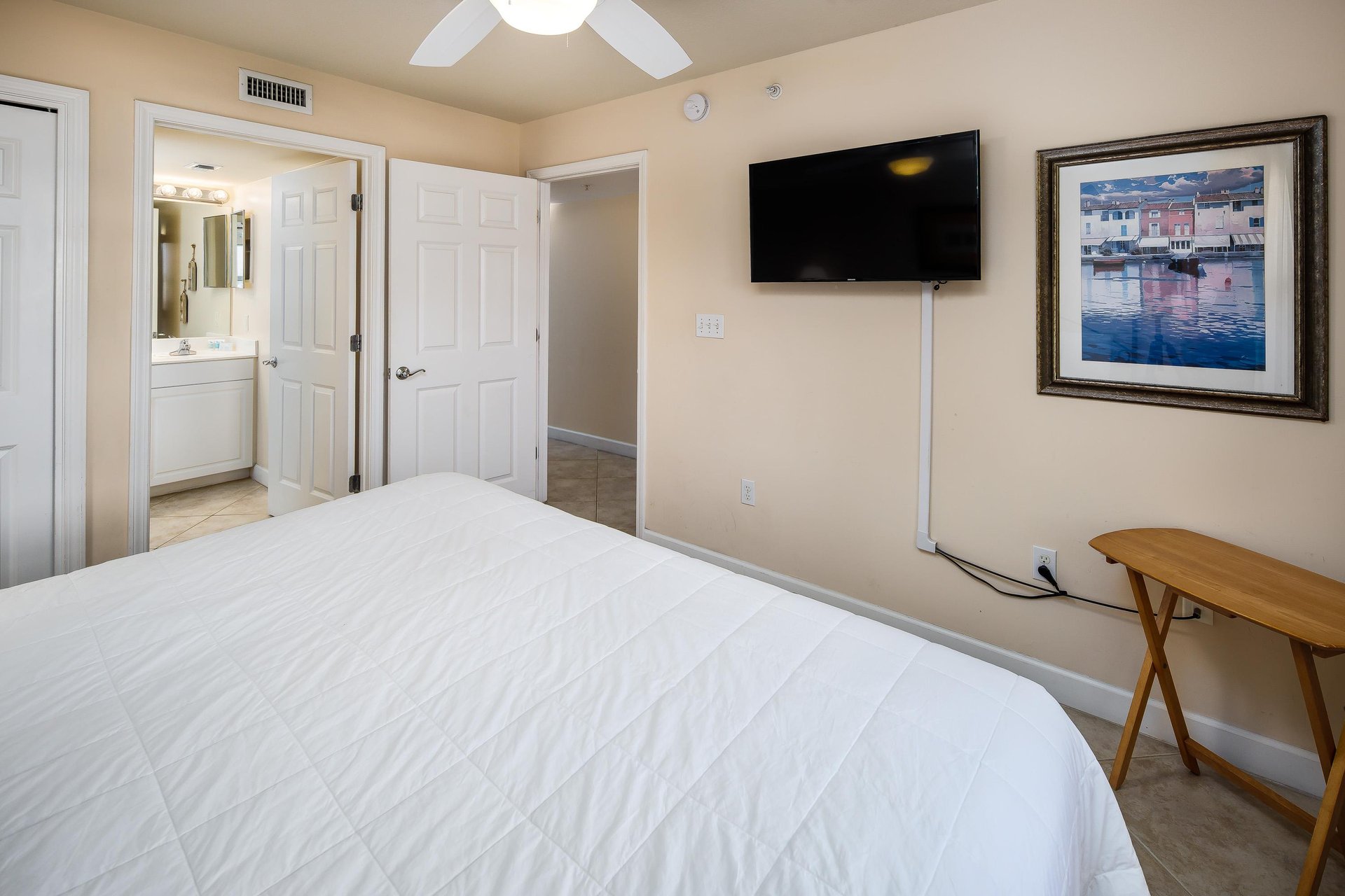 Flat screen TV in the bedroom and direct access to the bathroom for your convenience.
