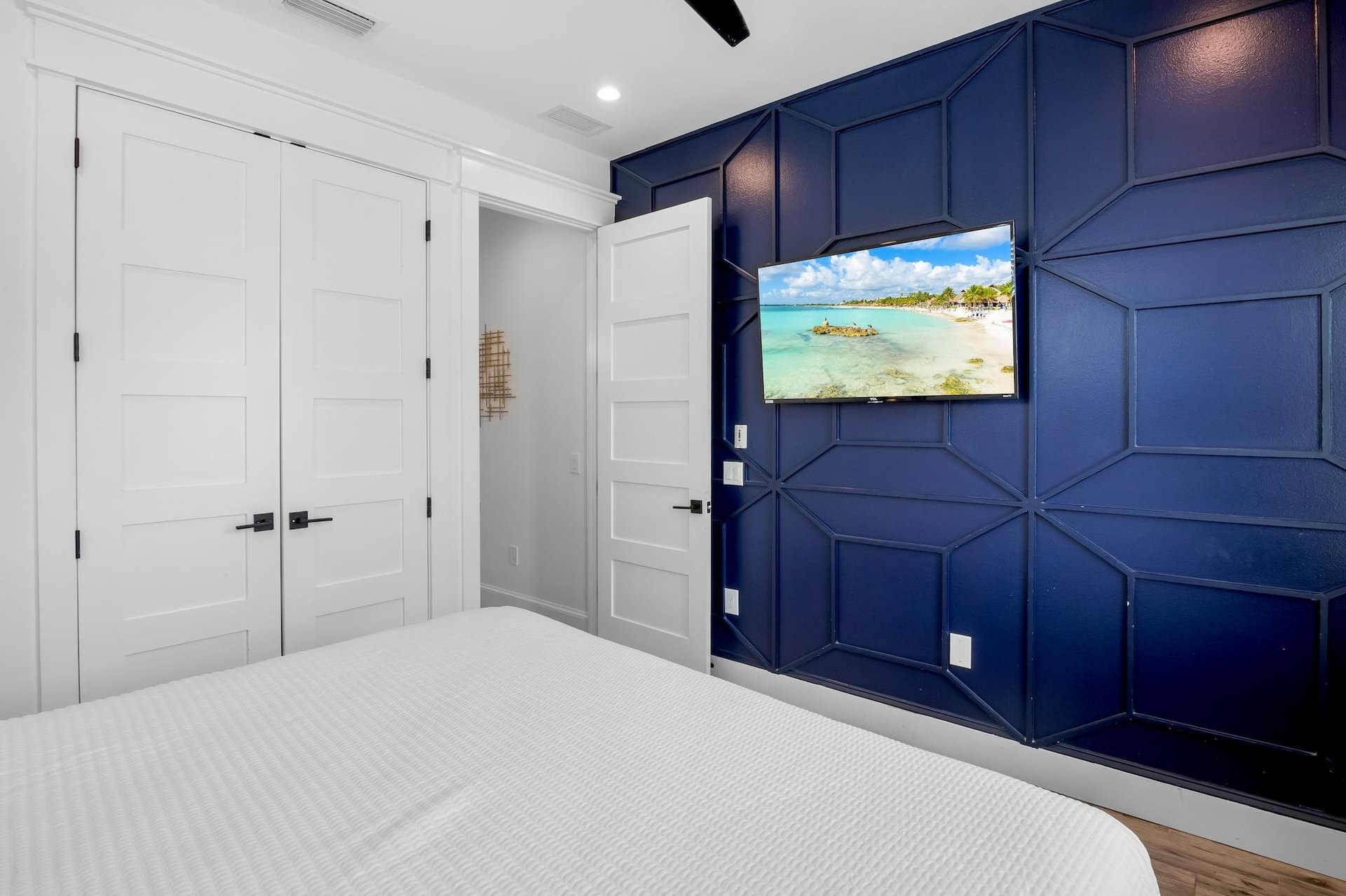 Sixth Bedroom, King