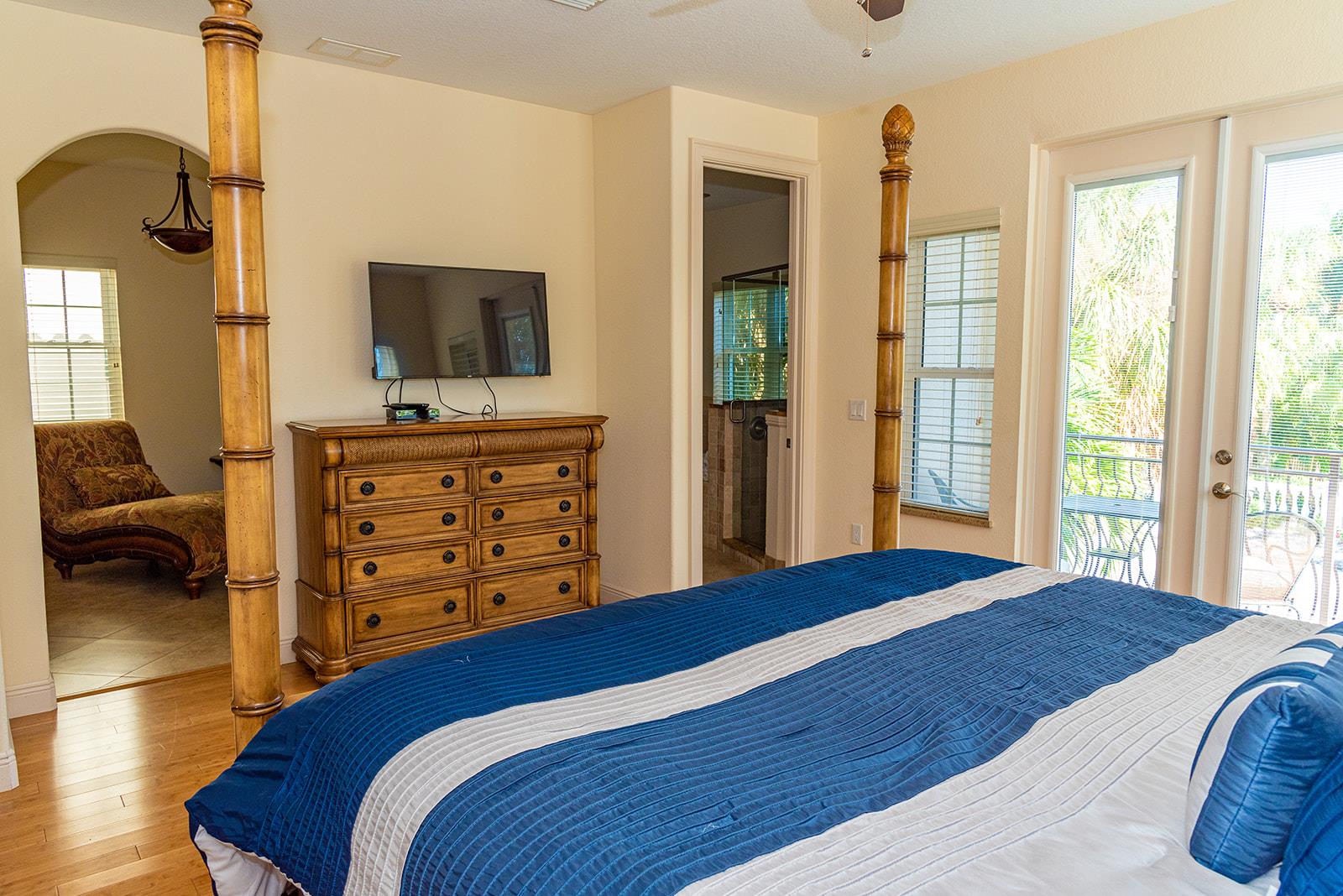 Main floor Master EnSuite with sitting area