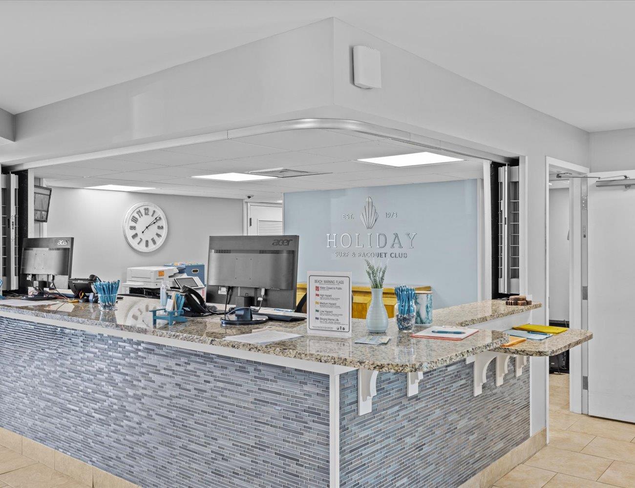 Holiday Surf and Racquet Unit 121 21