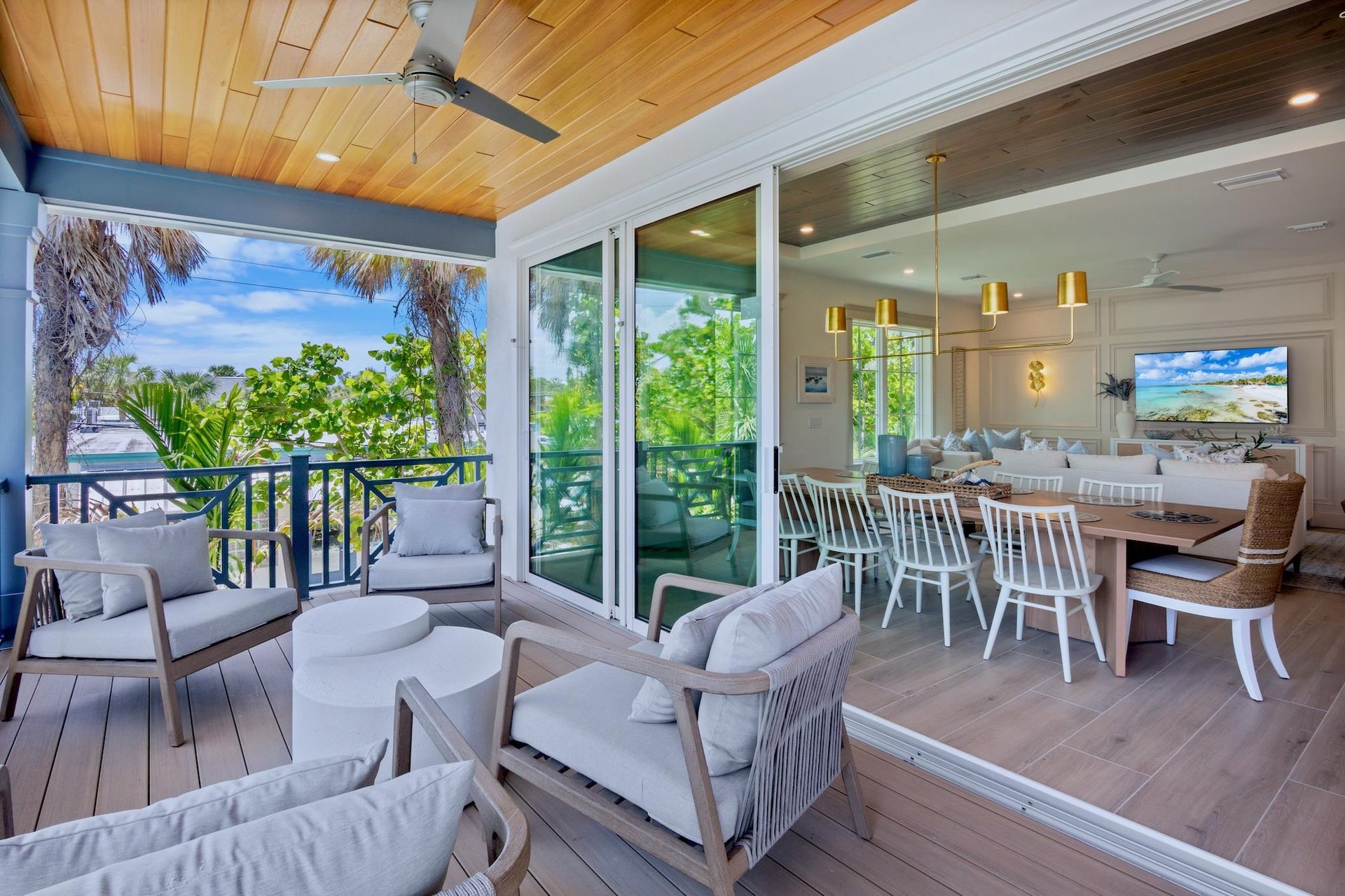 Main Floor Balcony, Lounge Area