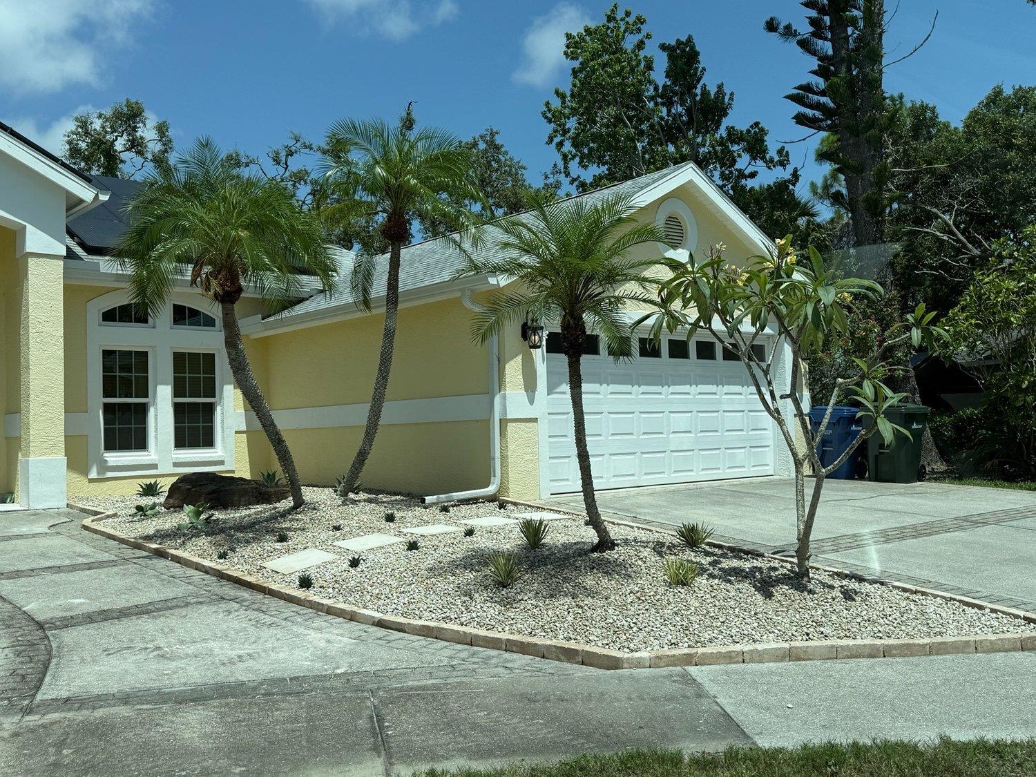 Casa Mango  Front Yard