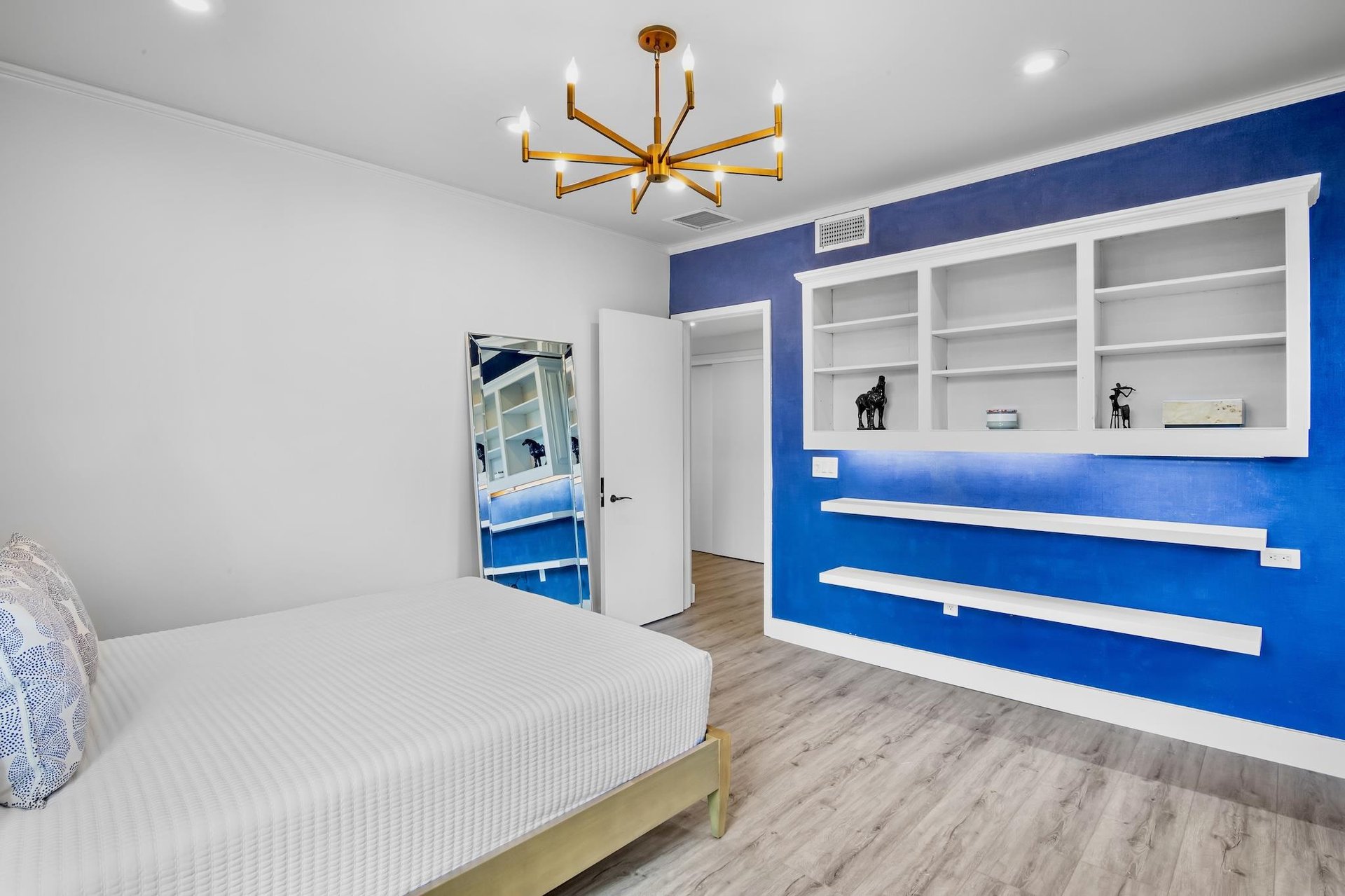 Third Bedroom, Queen