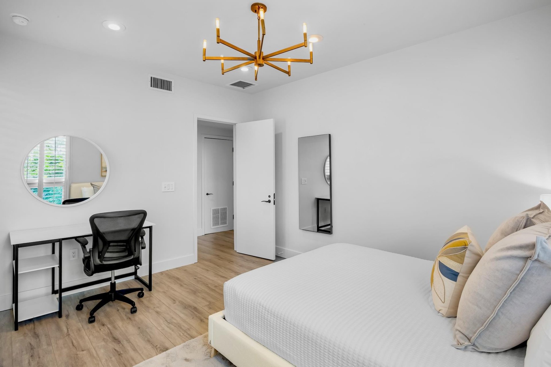 Fourth Bedroom, Queen