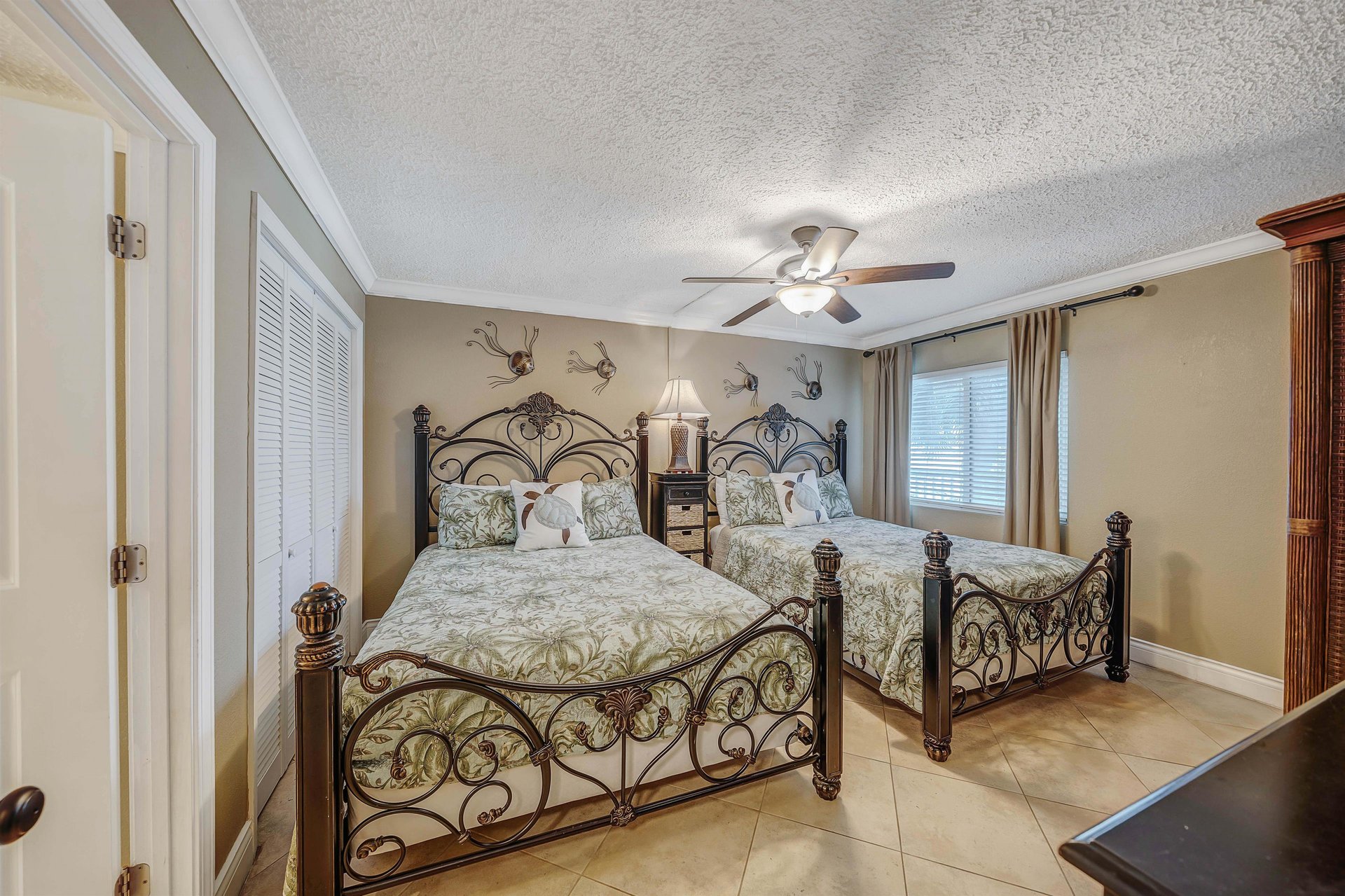 The bedroom offers guests 2 Queen size beds, a small television, and ensuite bathroom.