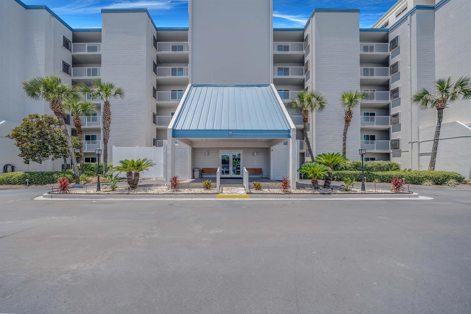 Mariner West offers plenty of ground level parking with no need to cross a busy street or navigate a parking garage.