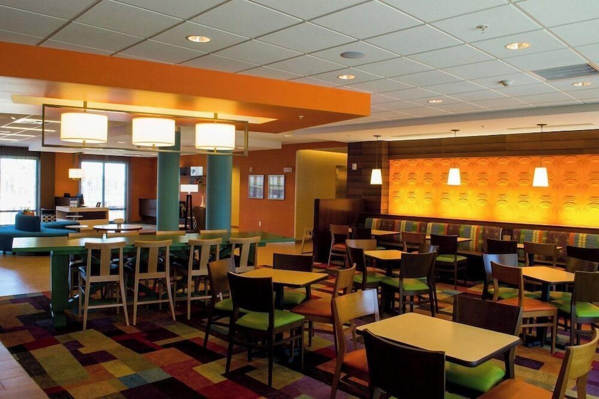 The dining room at Wavecrest Lodge