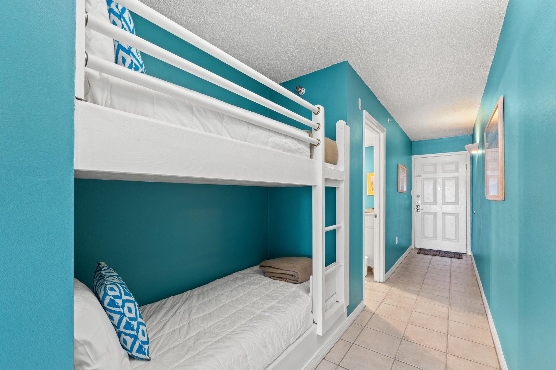 Additional sleeping for 2 more in these built in bunks in the hallway