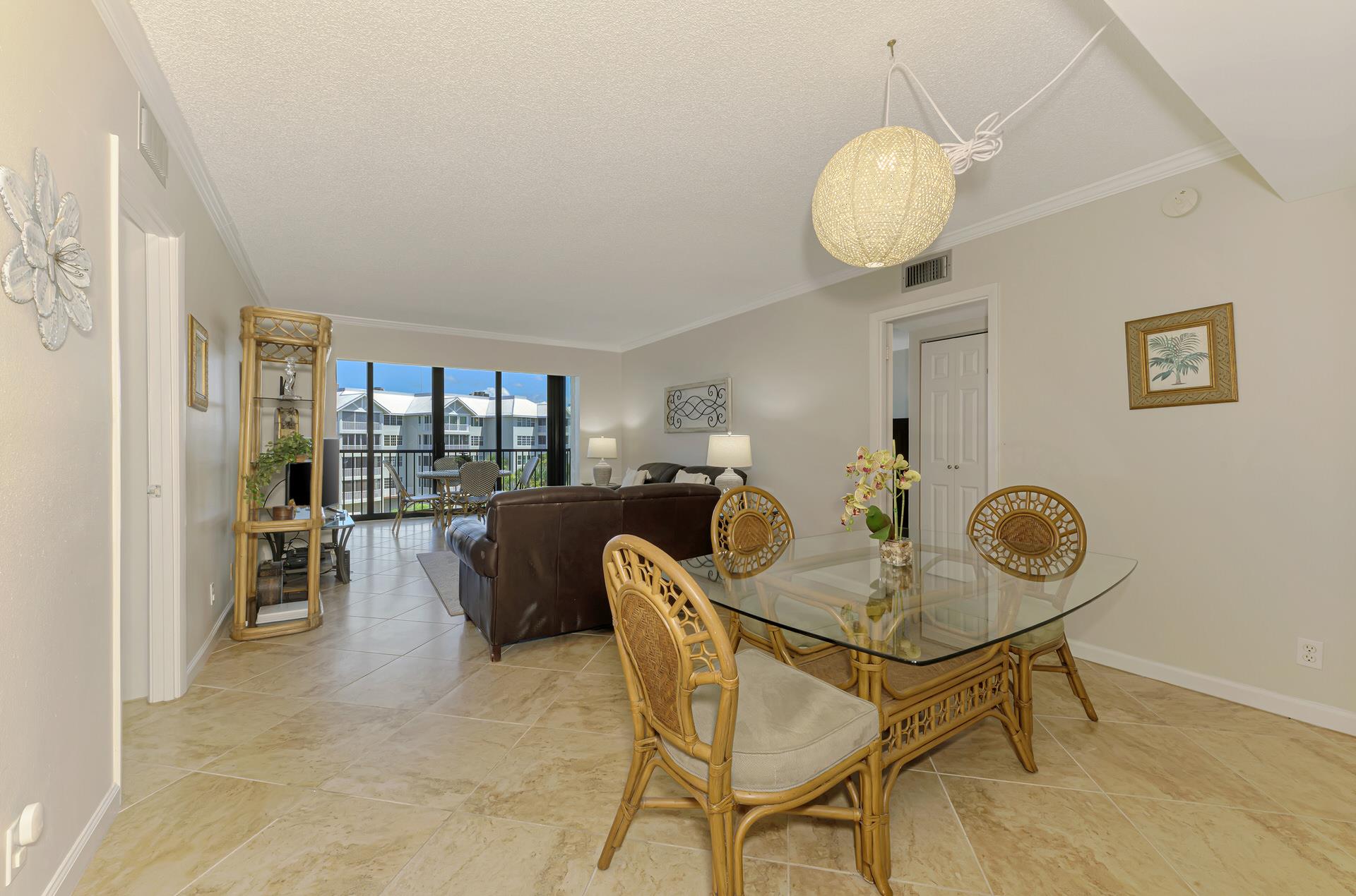 Openconcept Dining and Living Area