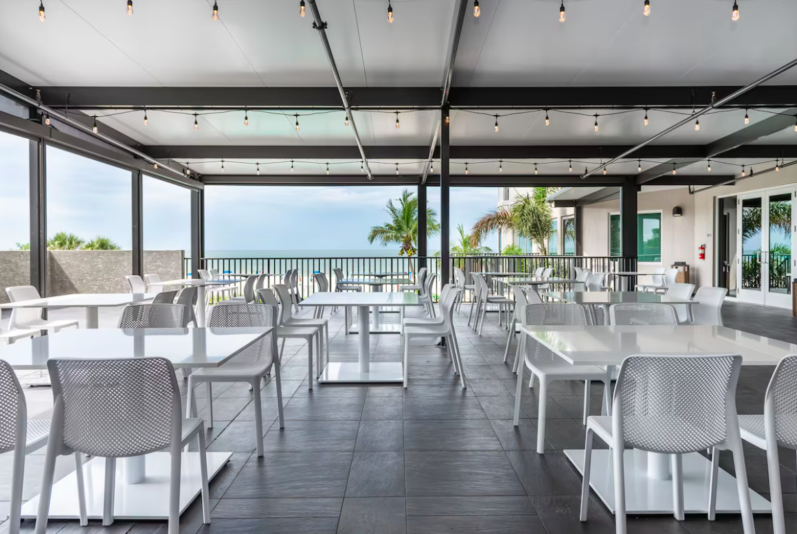Outdoor dining at DiamondHead Resort