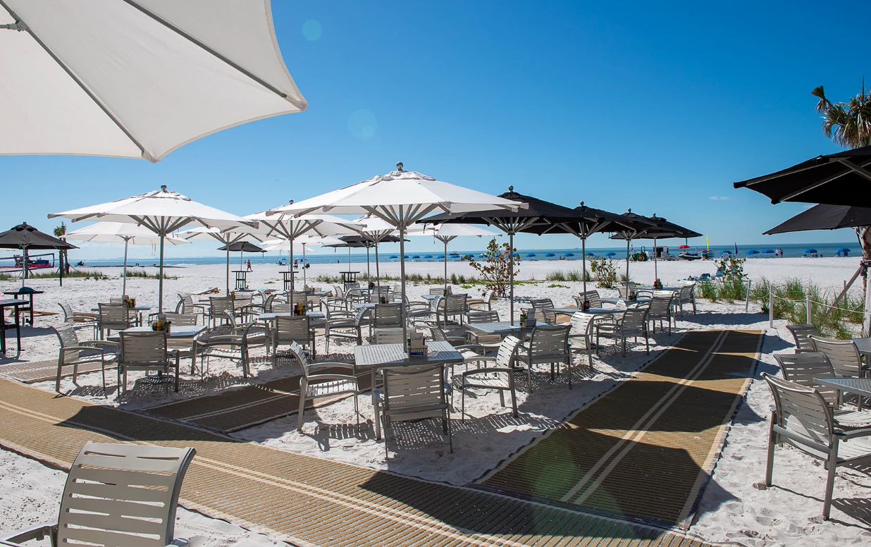 Outdoor dining at DiamondHead Resort