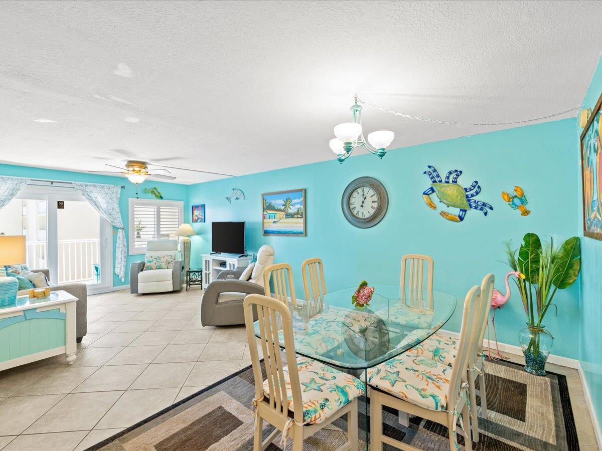 Holiday Surf and Racquet Unit 514 9