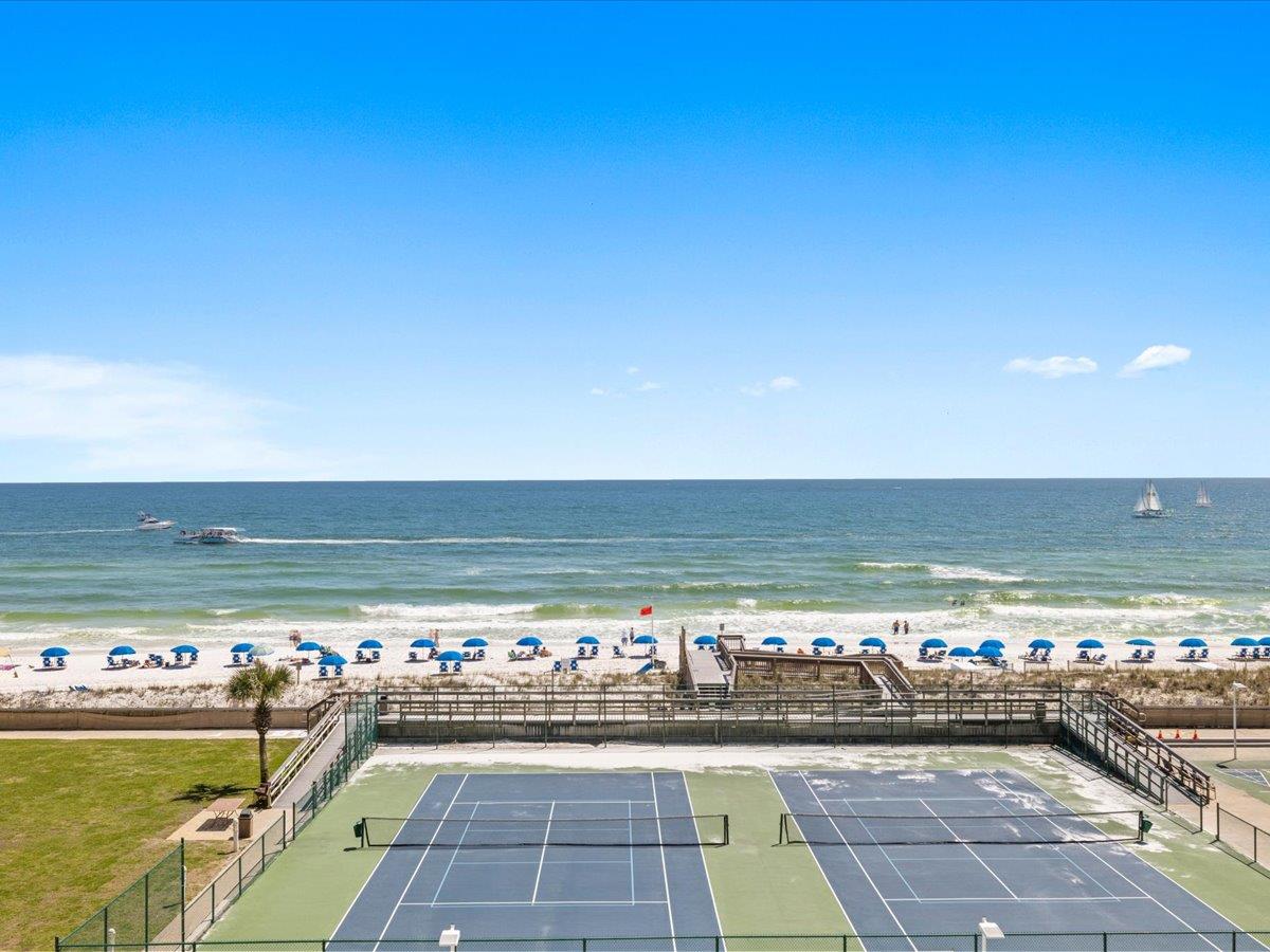 Holiday Surf and Racquet Unit 514 24