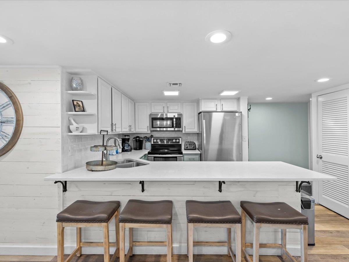 Holiday Surf and Racquet Unit 618 6