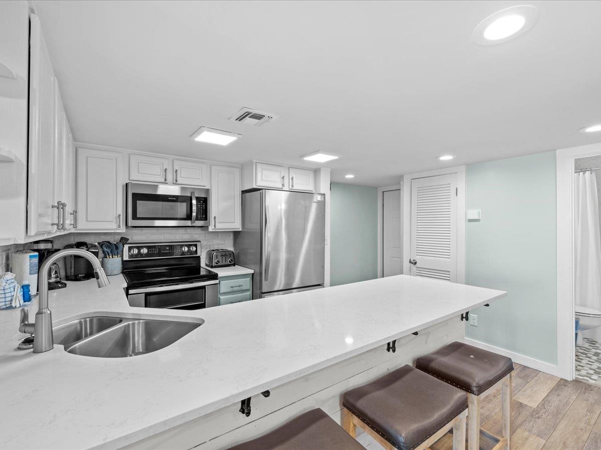 Holiday Surf and Racquet Unit 618 7