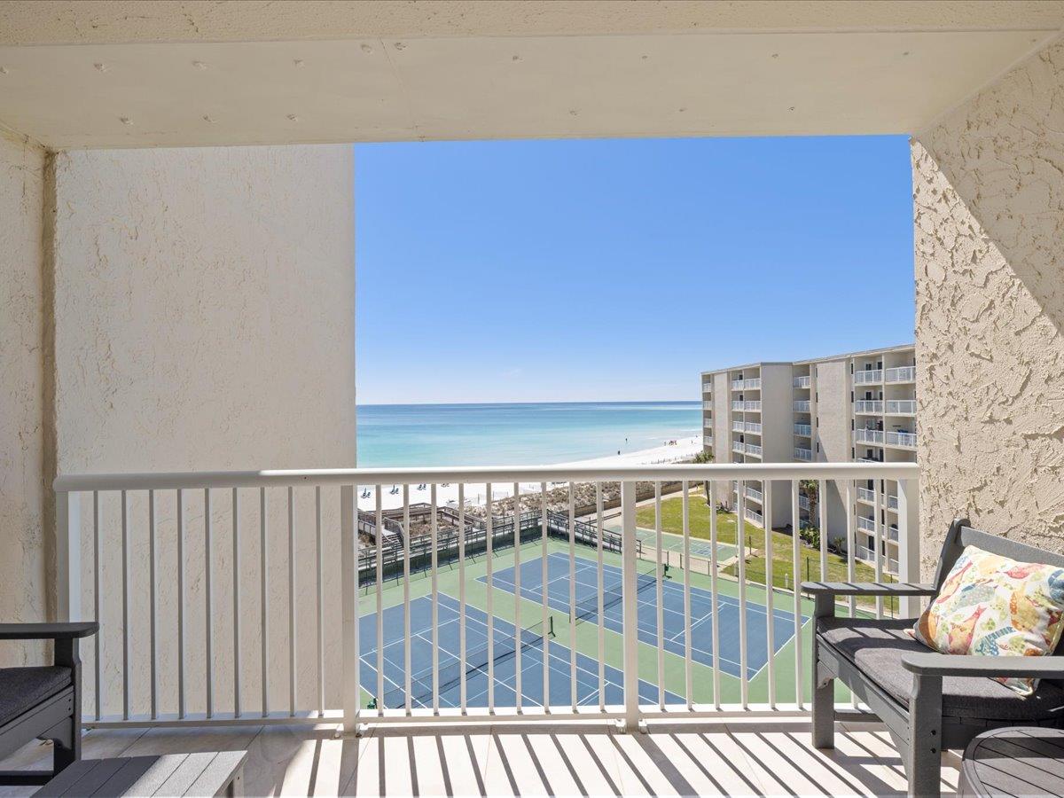 Holiday Surf and Racquet Unit 618 26