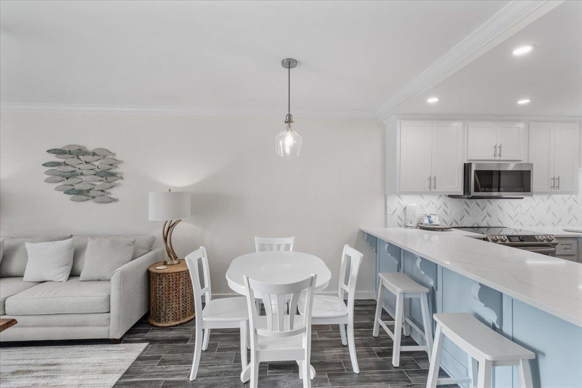 Holiday Surf and Racquet Unit 413 9