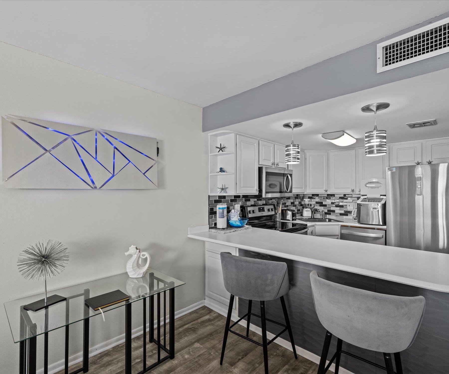 Holiday Surf and Racquet Unit 619 7