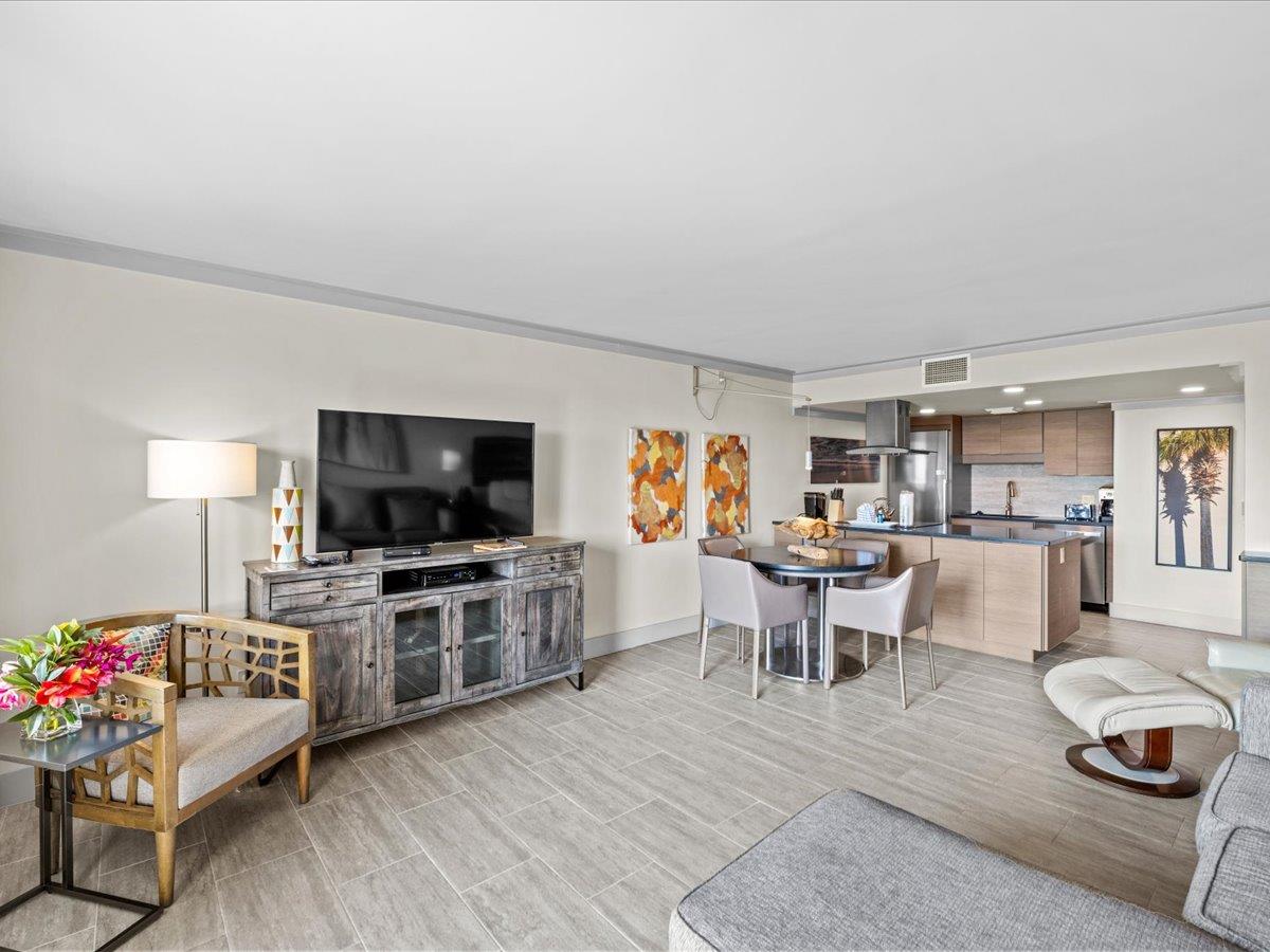 Holiday Surf and Racquet Unit 120 9