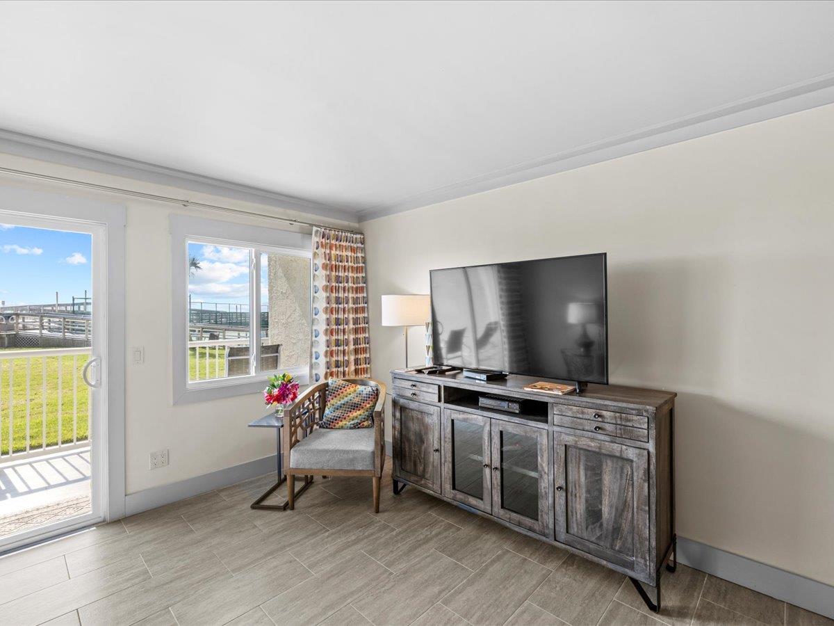 Holiday Surf and Racquet Unit 120 10