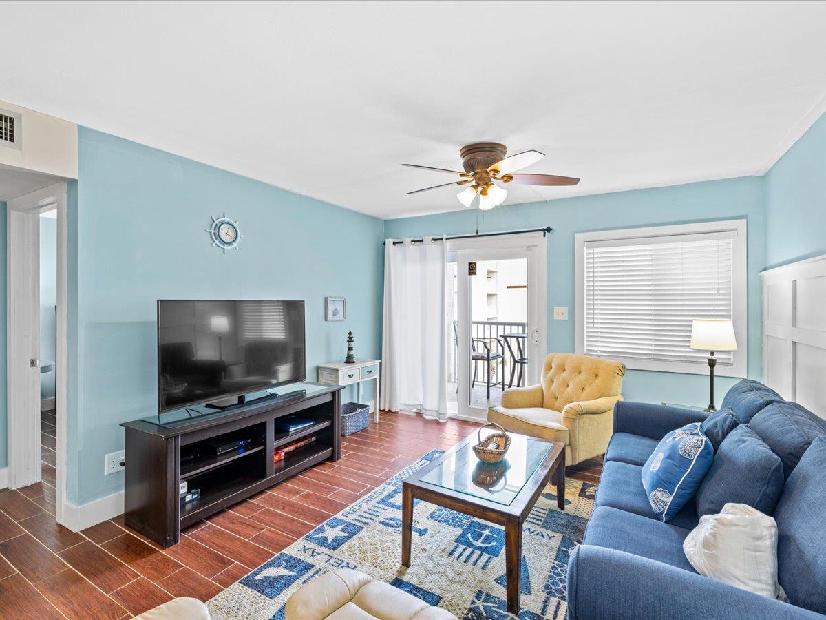 Holiday Surf and Racquet Unit 510 12