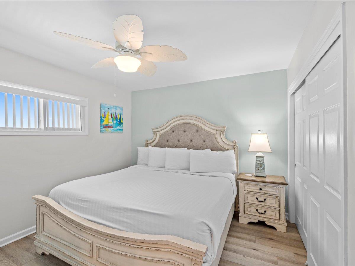 Holiday Surf and Racquet Unit 718 8