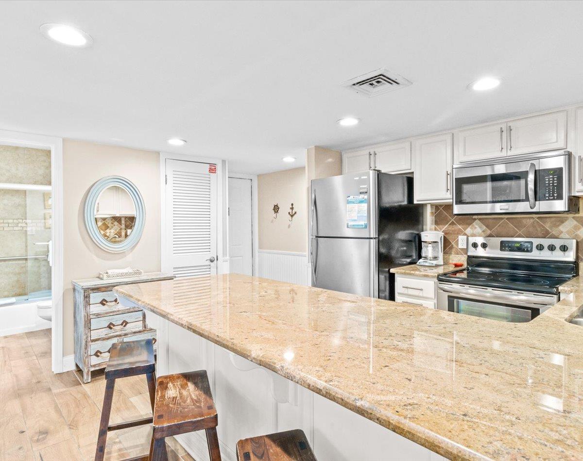 Holiday Surf and Racquet Unit 610 6