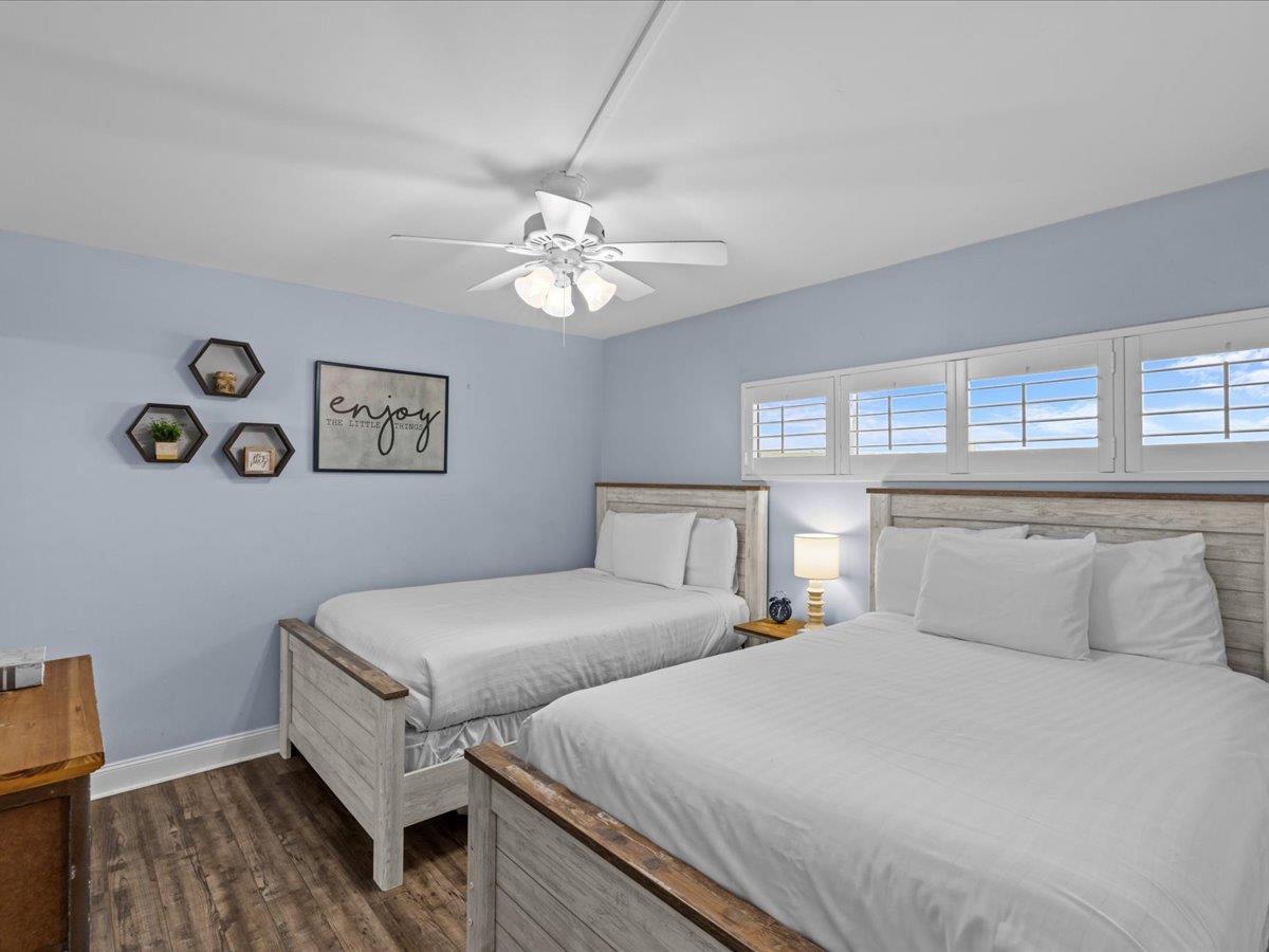 Holiday Surf and Racquet Unit 607 8