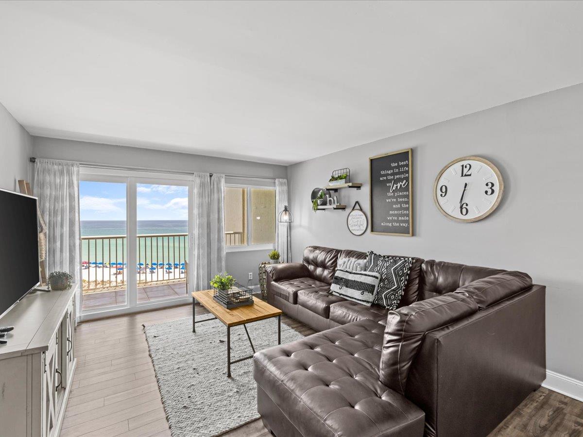 Holiday Surf and Racquet Unit 607 15