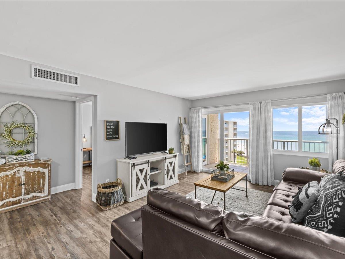 Holiday Surf and Racquet Unit 607 18