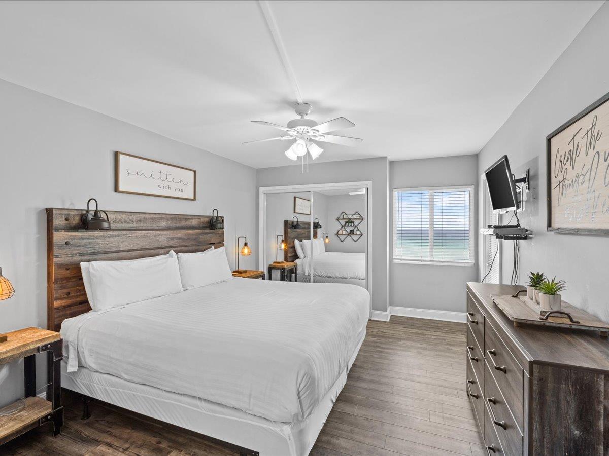 Holiday Surf and Racquet Unit 607 20