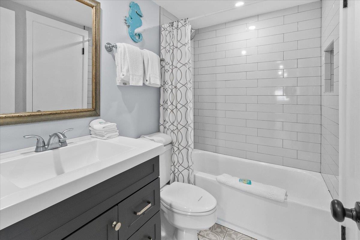 Holiday Surf and Racquet Unit 508 19